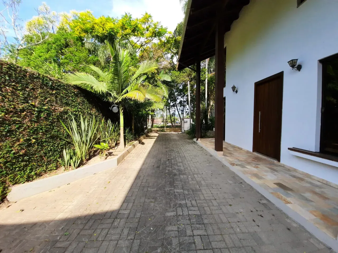 Casa com 3 dormitórios sendo 1 suíte e 5 vagas de garagem em Penha/SC