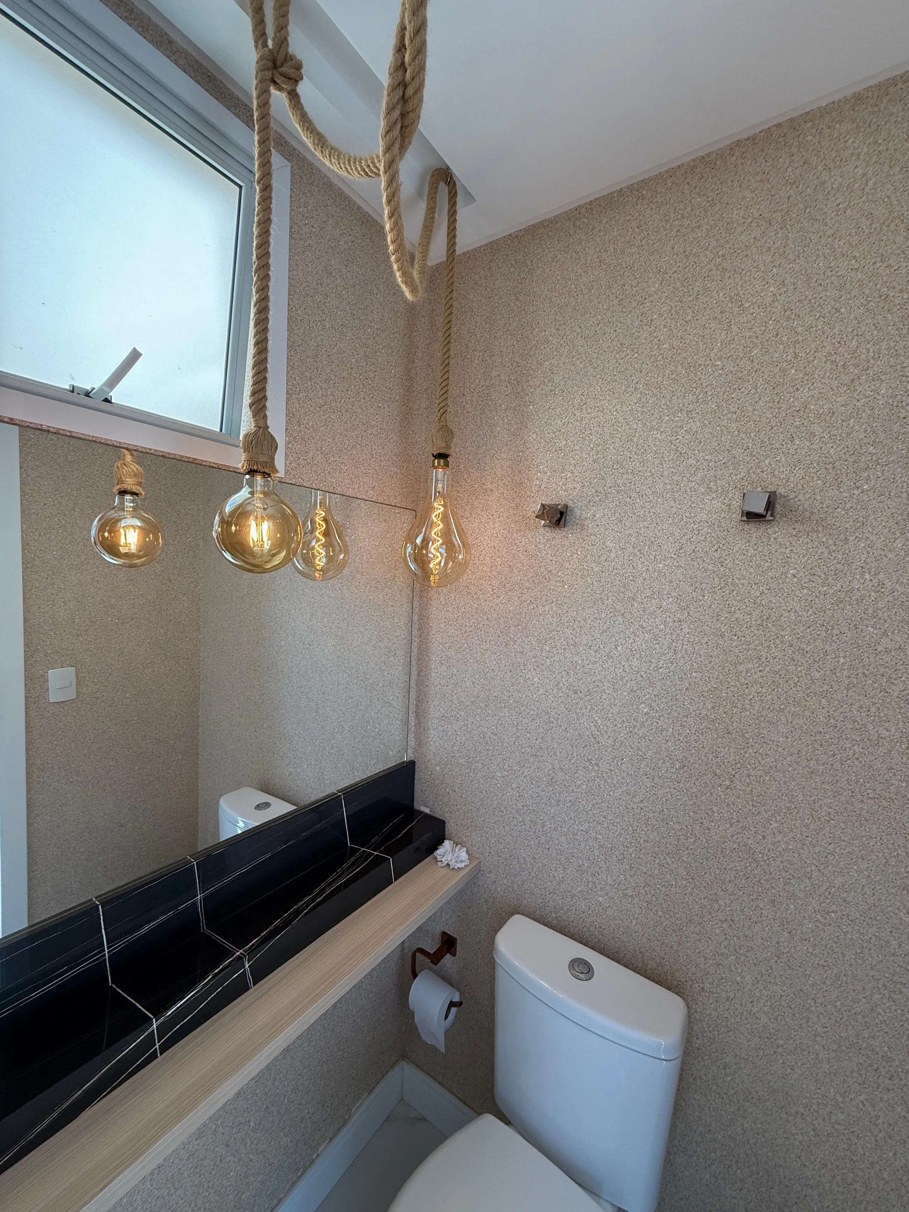 Apartamento com 3 dormitórios sendo 1 suíte e 2 vagas de garagem em Porto Belo/SC