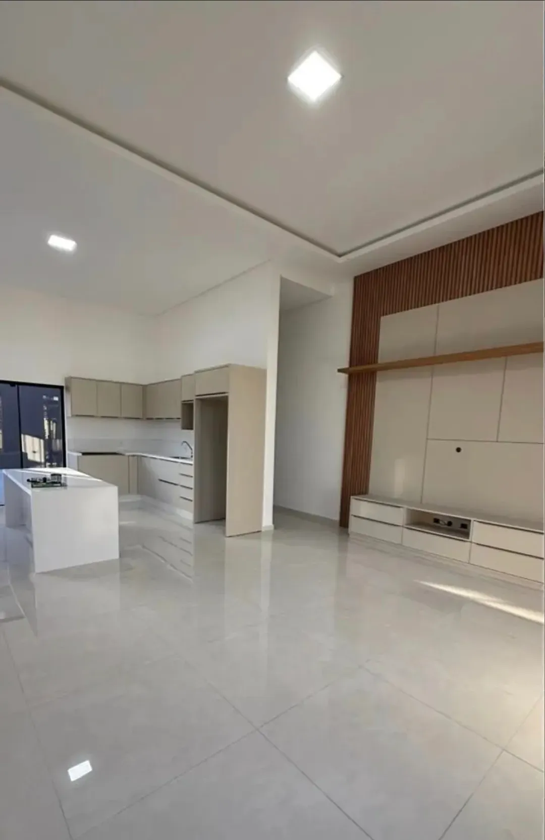 Casa recém-construída com 2 suítes, 2 vagas e sala comercial – Morretes, Itapema