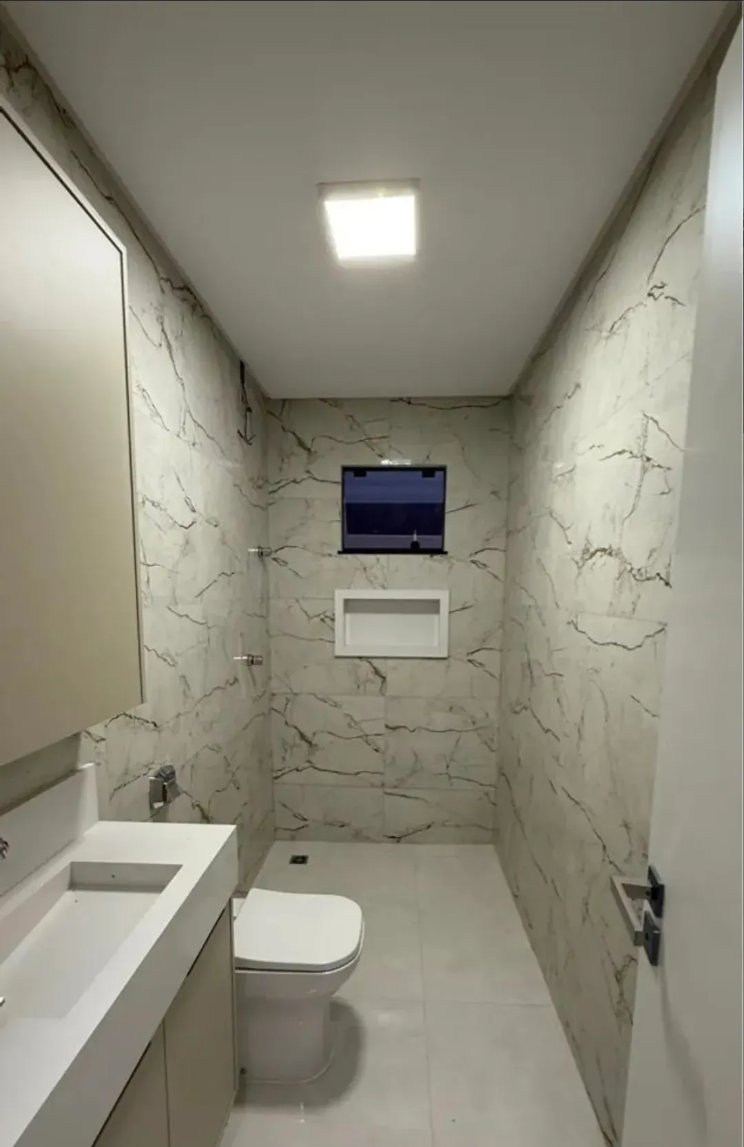 Casa recém-construída com 2 suítes, 2 vagas e sala comercial – Morretes, Itapema