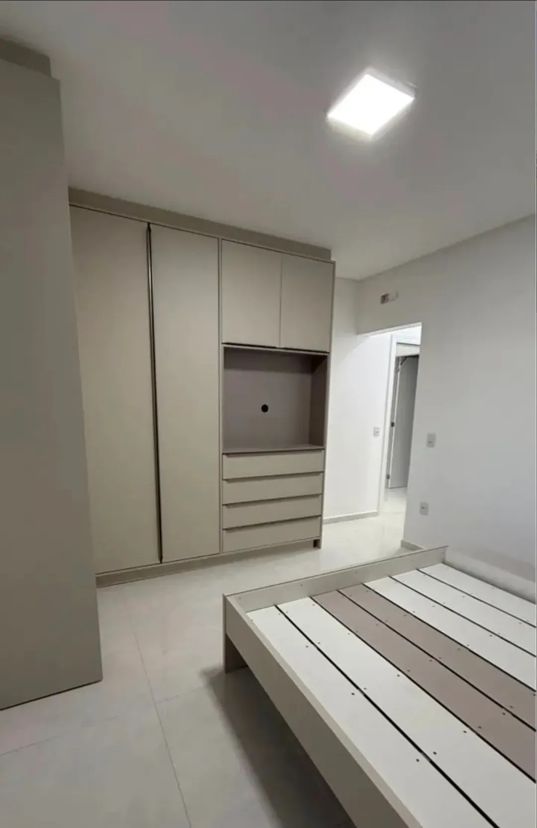 Casa recém-construída com 2 suítes, 2 vagas e sala comercial – Morretes, Itapema