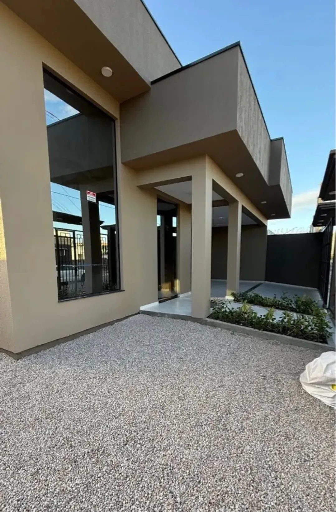 Casa recém-construída com 2 suítes, 2 vagas e sala comercial – Morretes, Itapema