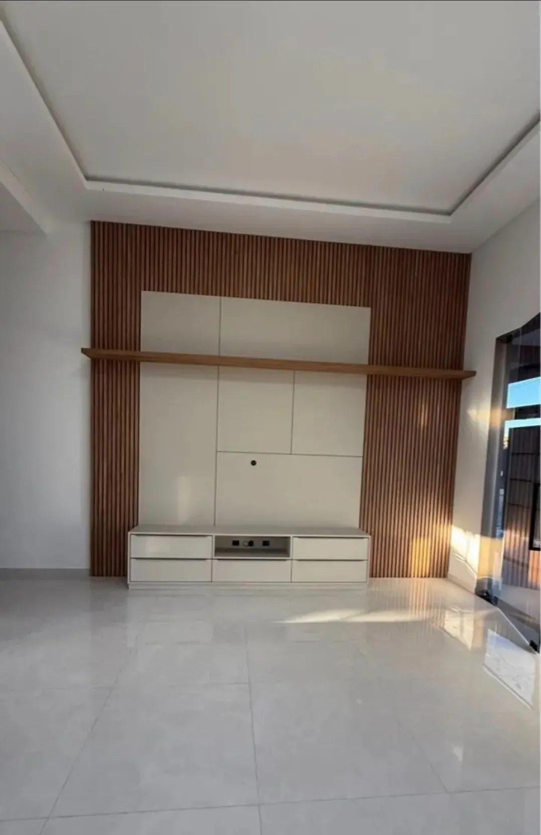 Casa recém-construída com 2 suítes, 2 vagas e sala comercial – Morretes, Itapema