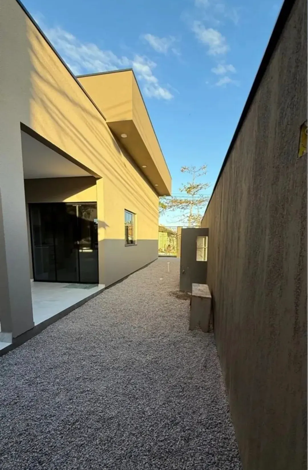 Casa recém-construída com 2 suítes, 2 vagas e sala comercial – Morretes, Itapema