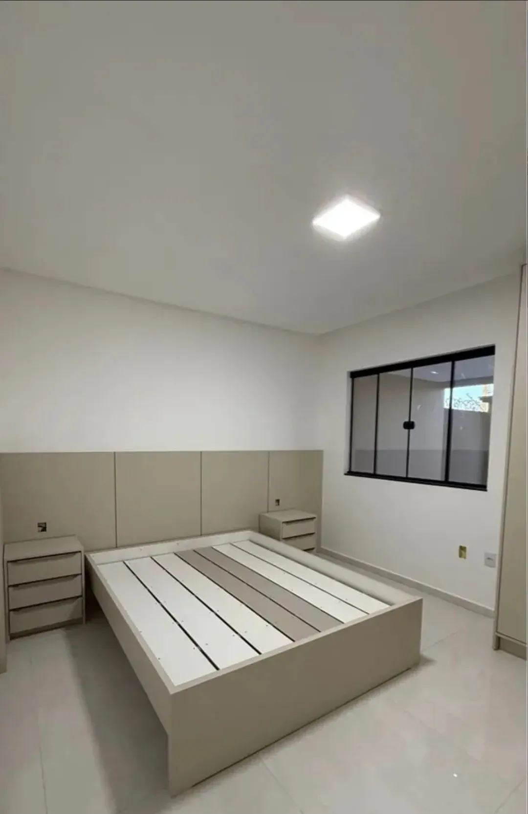 Casa recém-construída com 2 suítes, 2 vagas e sala comercial – Morretes, Itapema