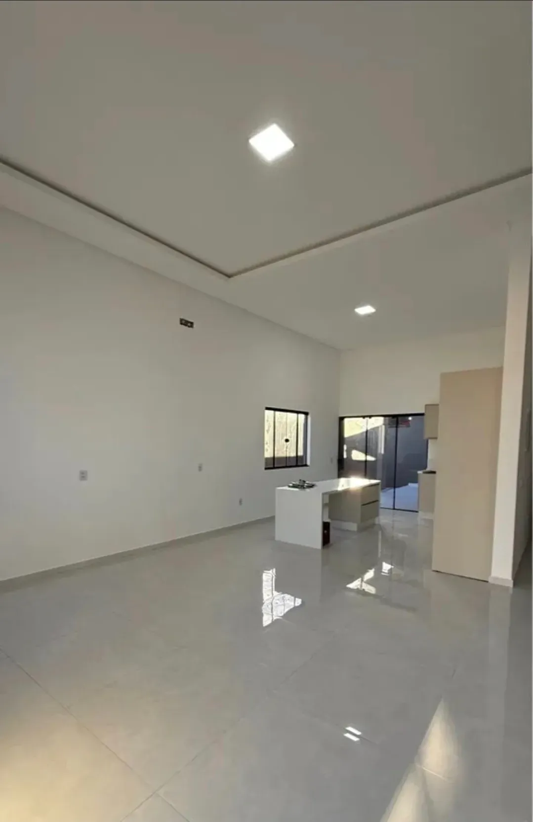 Casa recém-construída com 2 suítes, 2 vagas e sala comercial – Morretes, Itapema