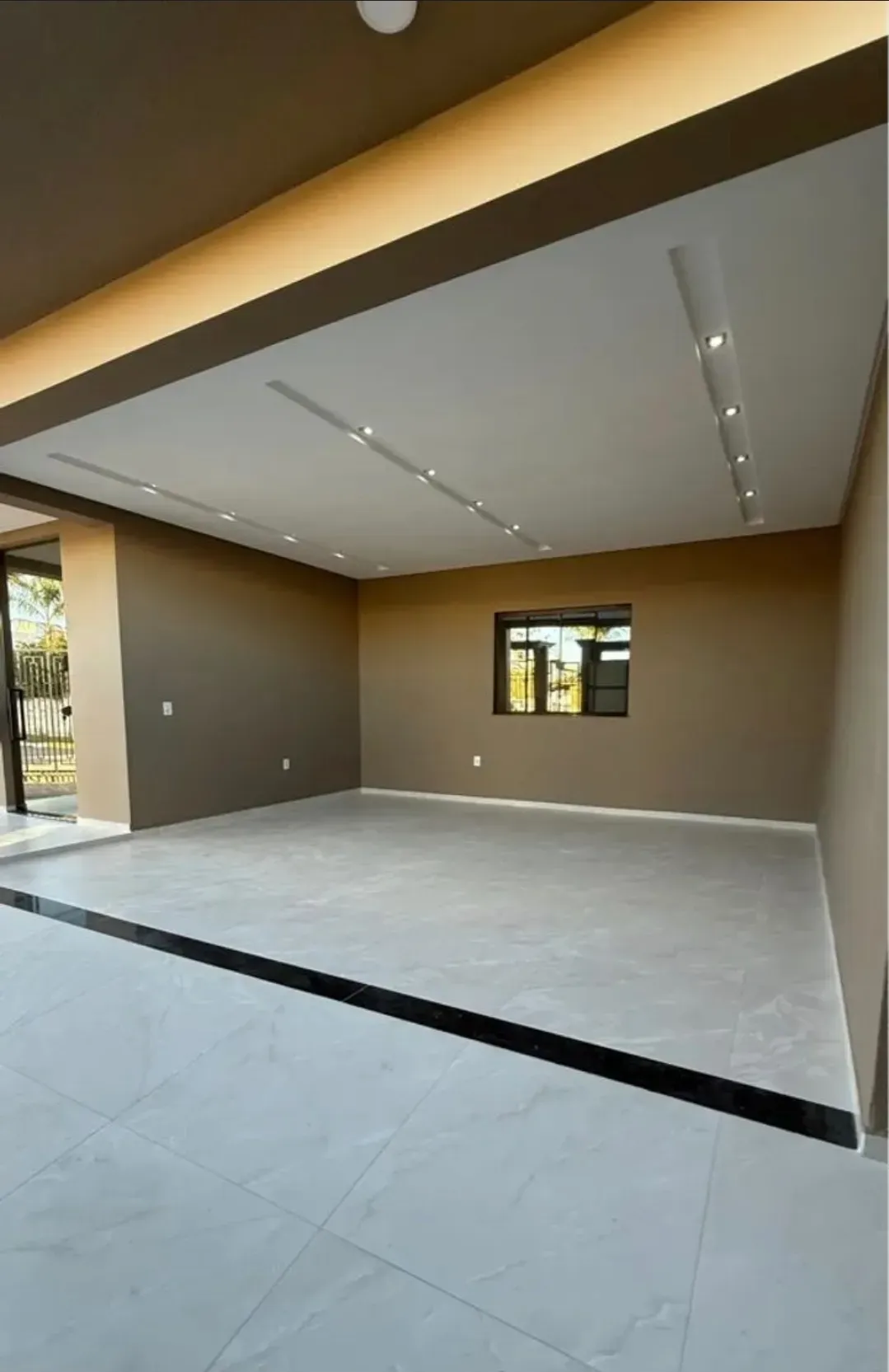 Casa recém-construída com 2 suítes, 2 vagas e sala comercial – Morretes, Itapema