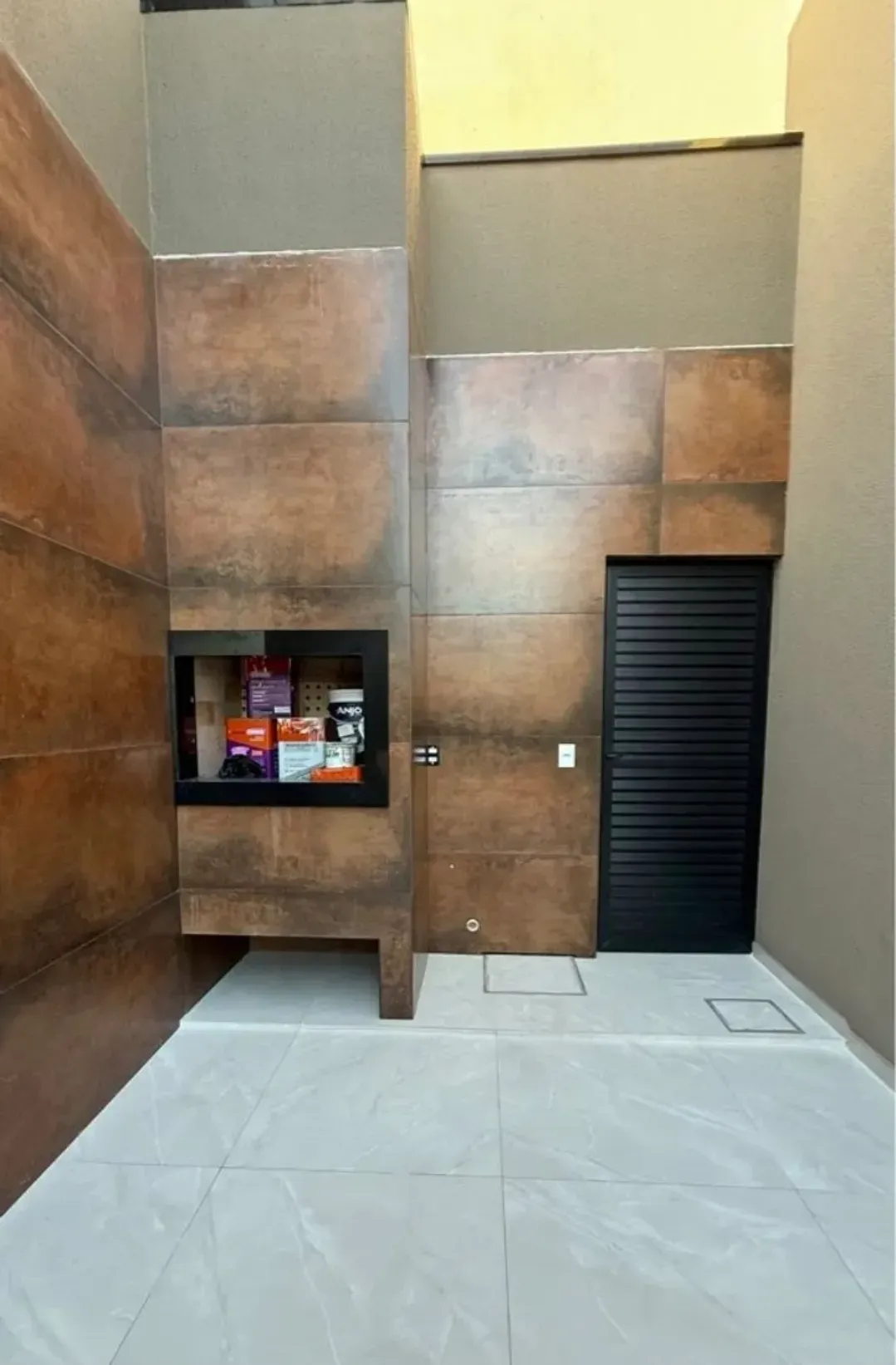 Casa recém-construída com 2 suítes, 2 vagas e sala comercial – Morretes, Itapema