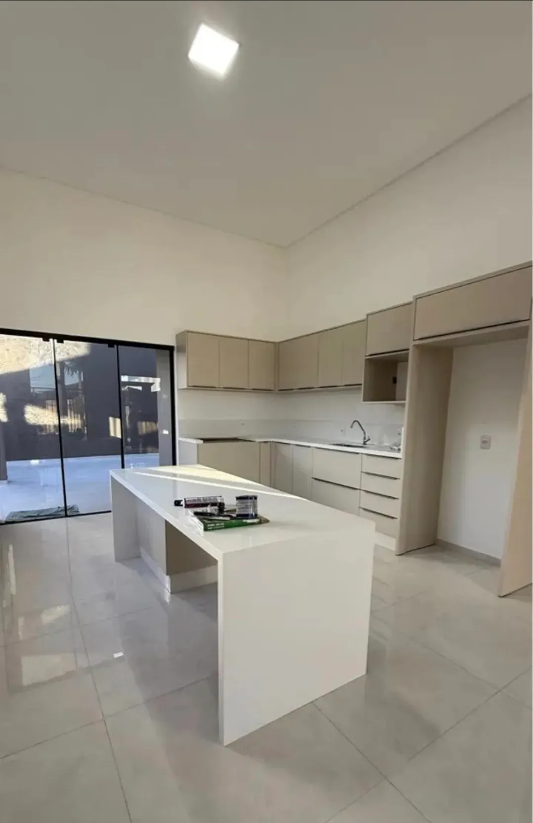 Casa recém-construída com 2 suítes, 2 vagas e sala comercial – Morretes, Itapema