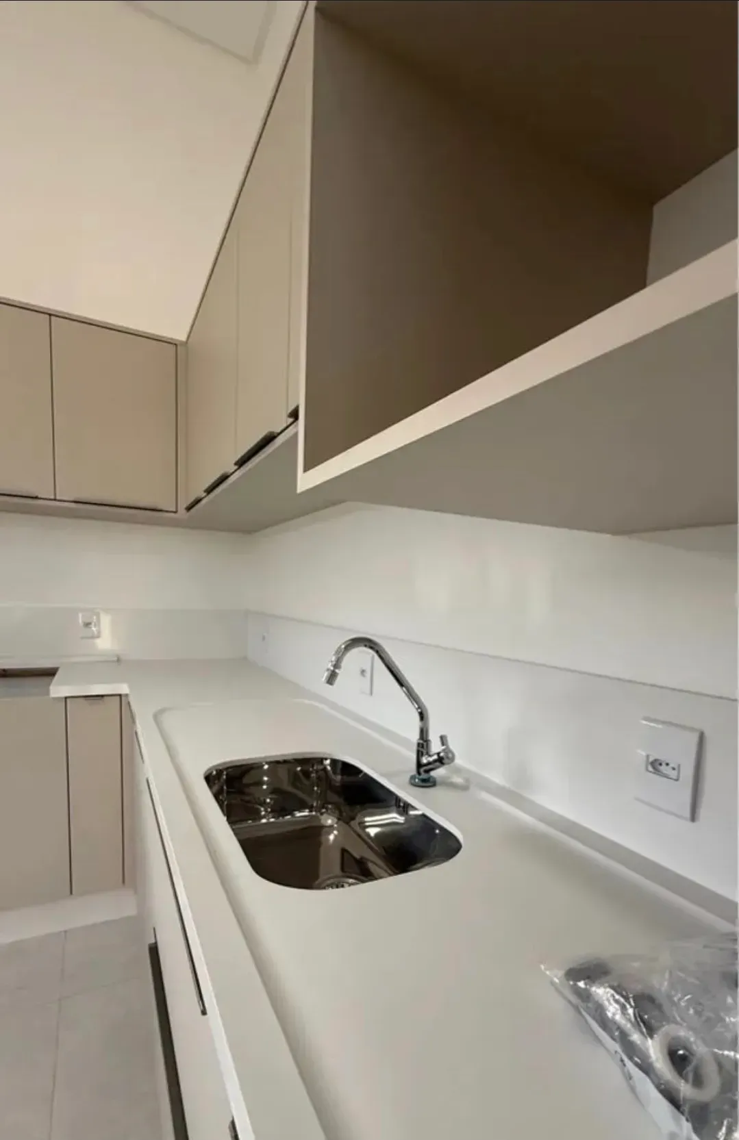 Casa recém-construída com 2 suítes, 2 vagas e sala comercial – Morretes, Itapema