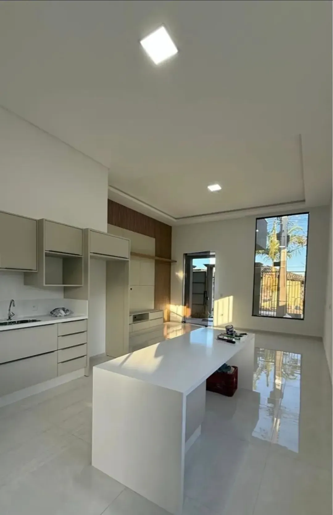 Casa recém-construída com 2 suítes, 2 vagas e sala comercial – Morretes, Itapema