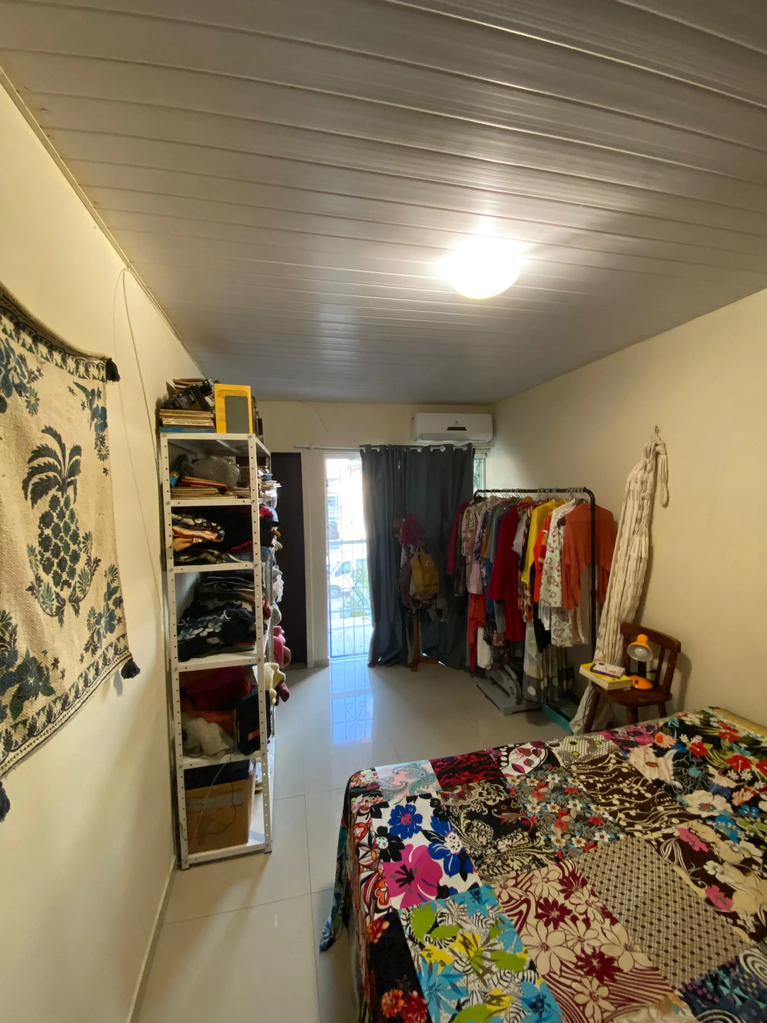 Sobrado com 2 suítes e 2 vagas com paisagismo natural e quintal no Centro de Camboriú