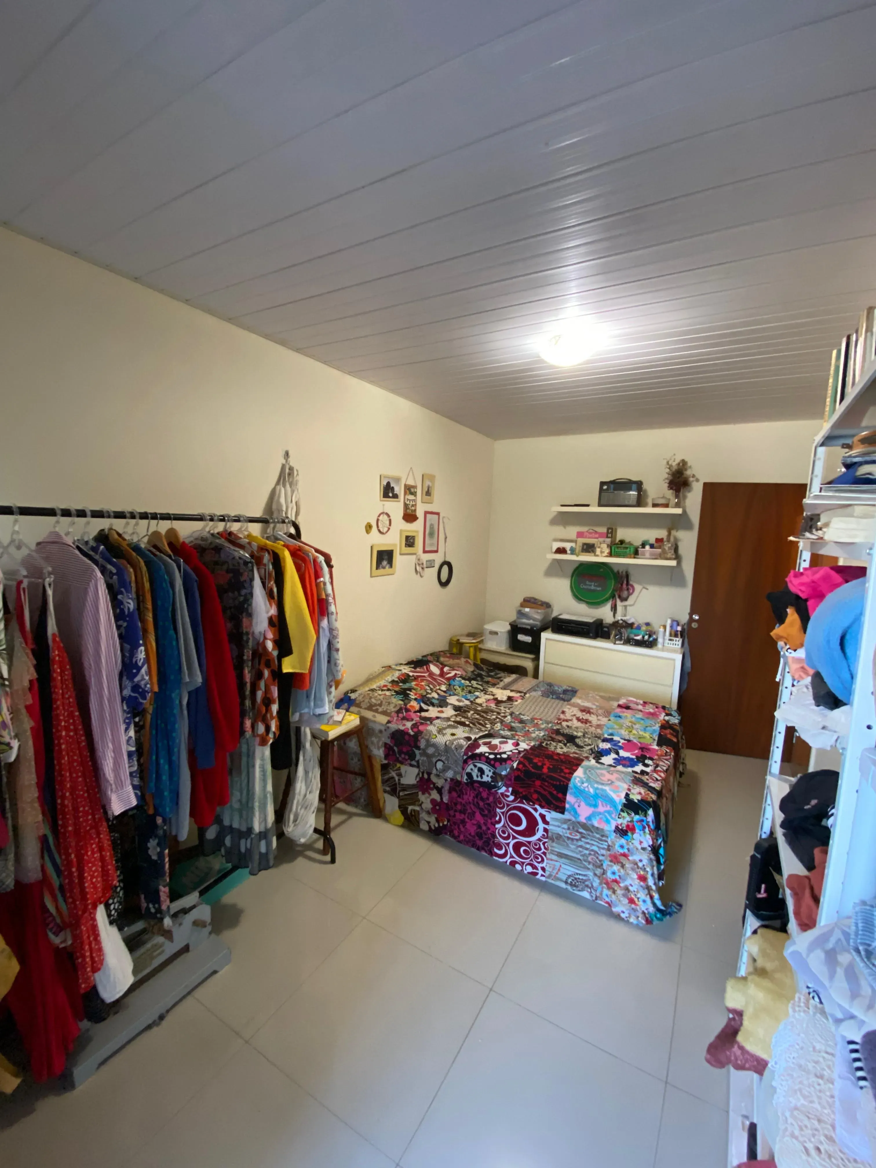 Sobrado com 2 suítes e 2 vagas com paisagismo natural e quintal no Centro de Camboriú