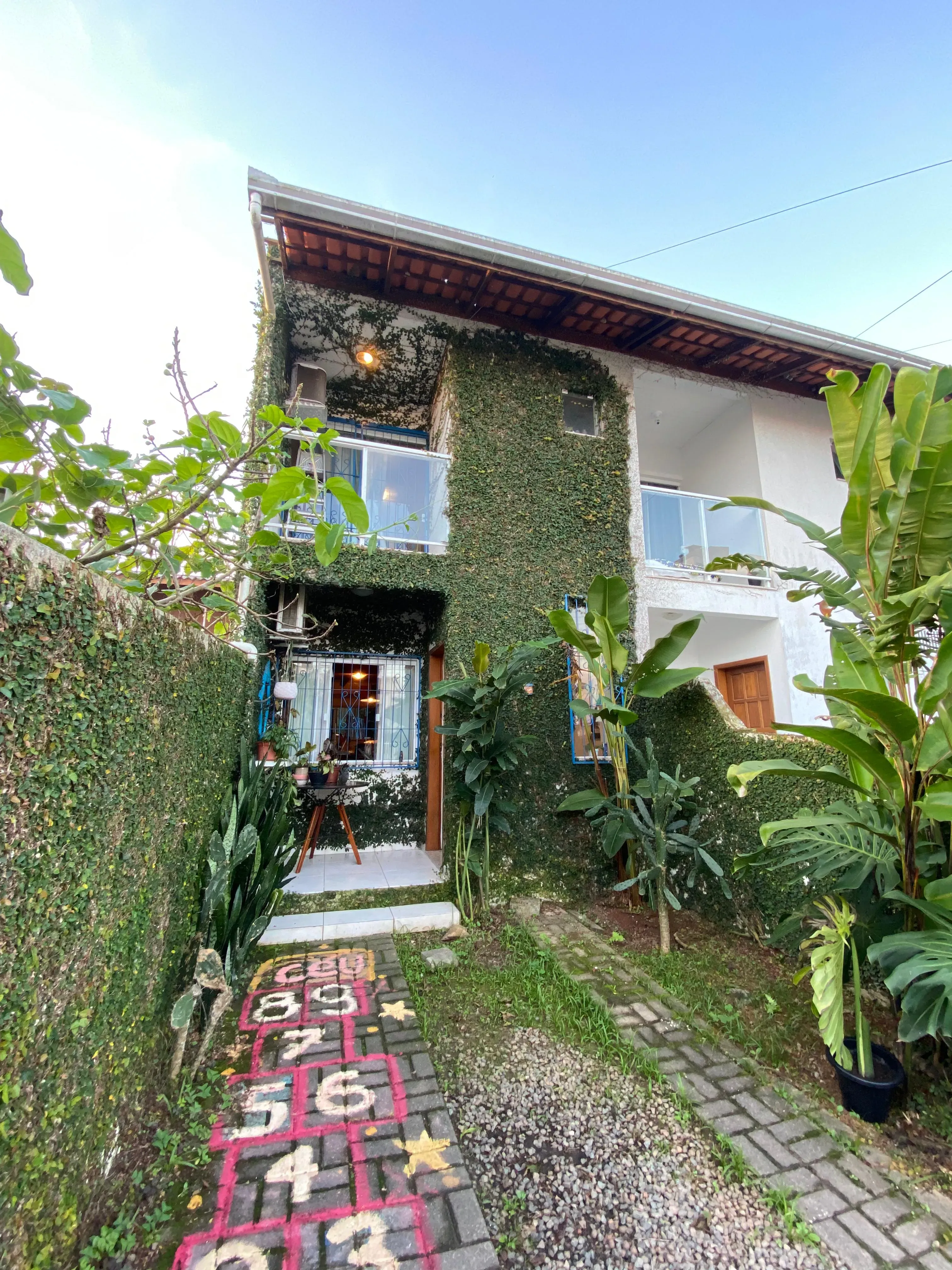 Sobrado com 2 suítes e 2 vagas com paisagismo natural e quintal no Centro de Camboriú