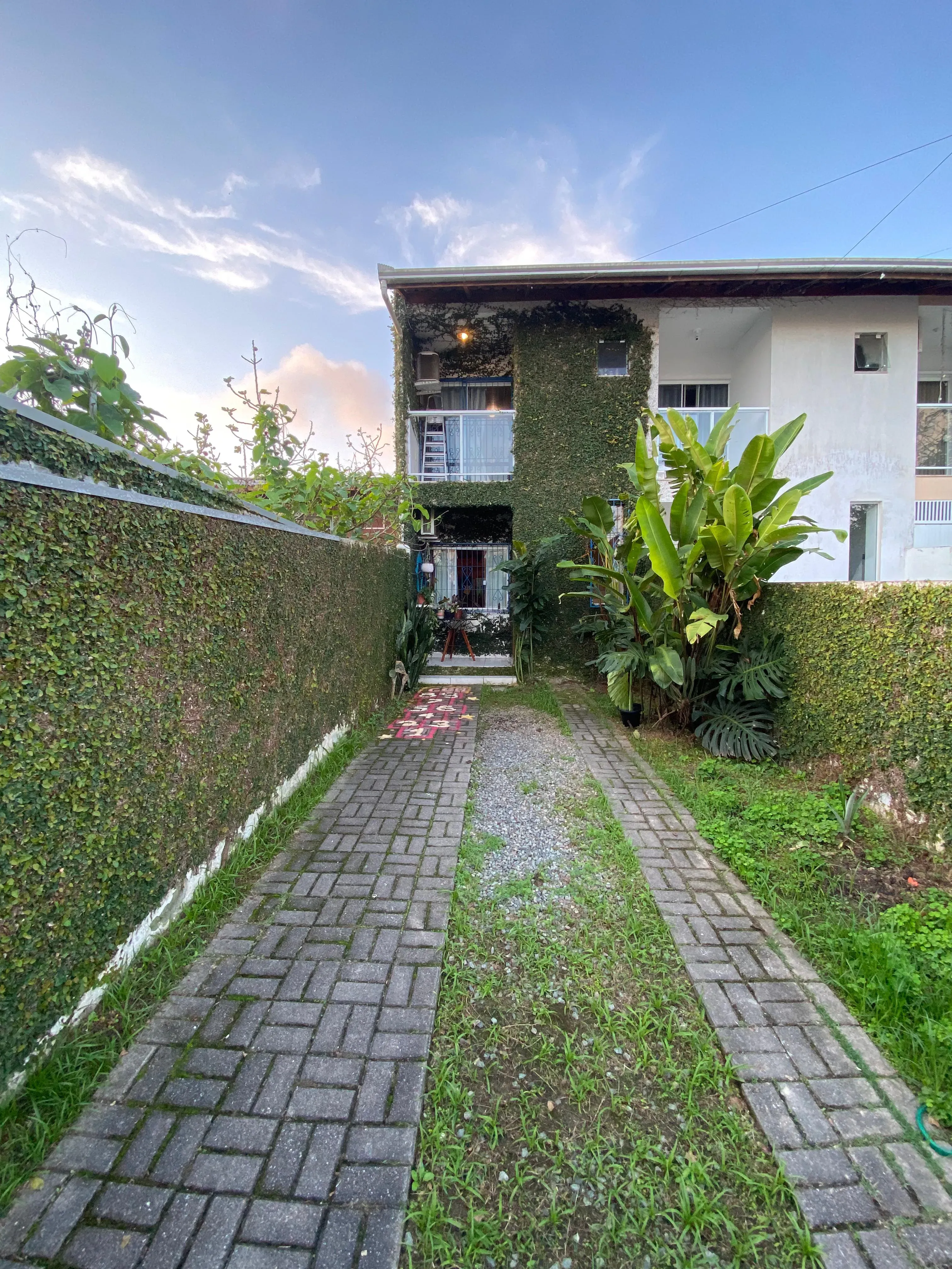 Sobrado com 2 suítes e 2 vagas com paisagismo natural e quintal no Centro de Camboriú