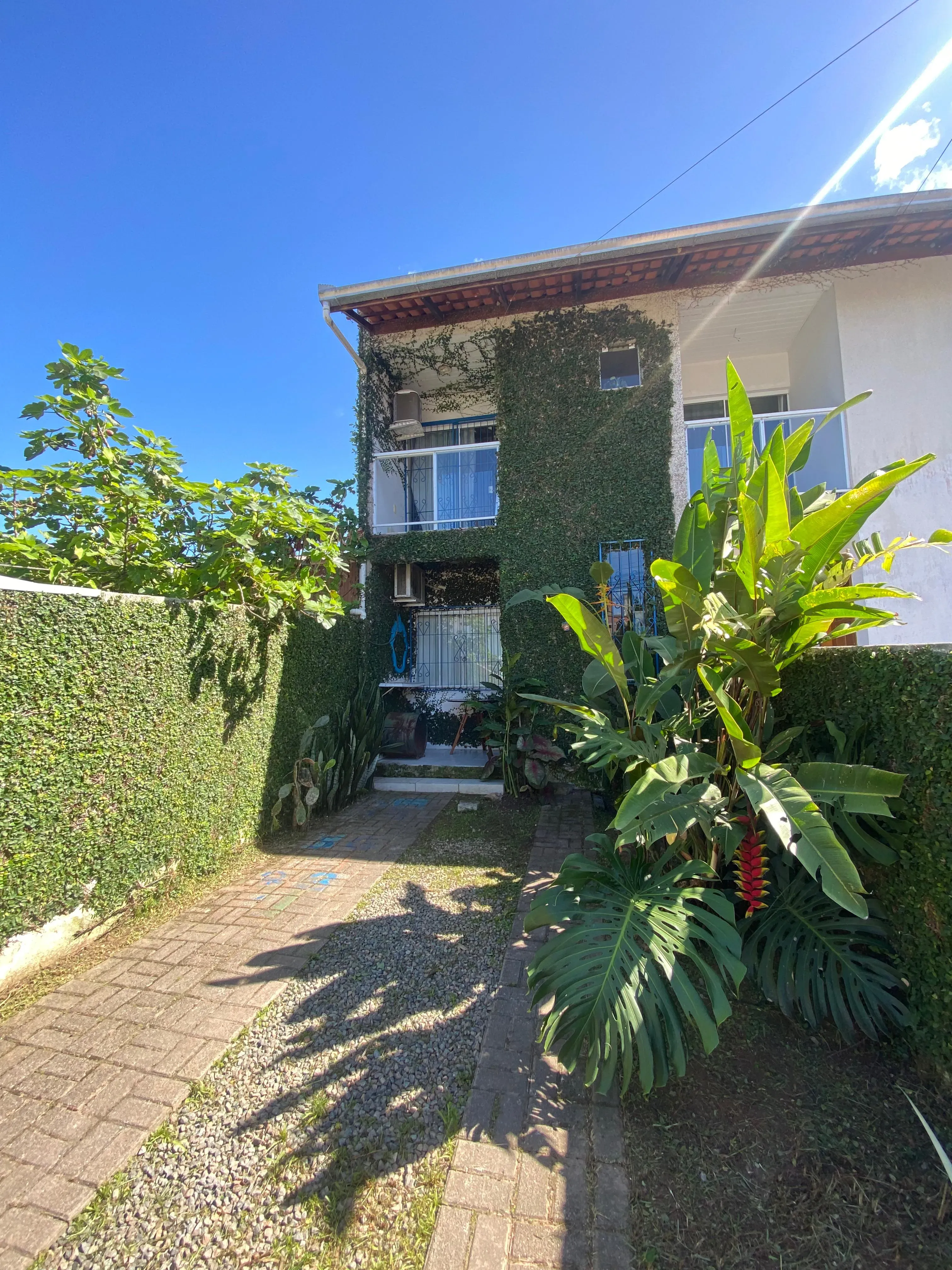 Sobrado com 2 suítes e 2 vagas com paisagismo natural e quintal no Centro de Camboriú