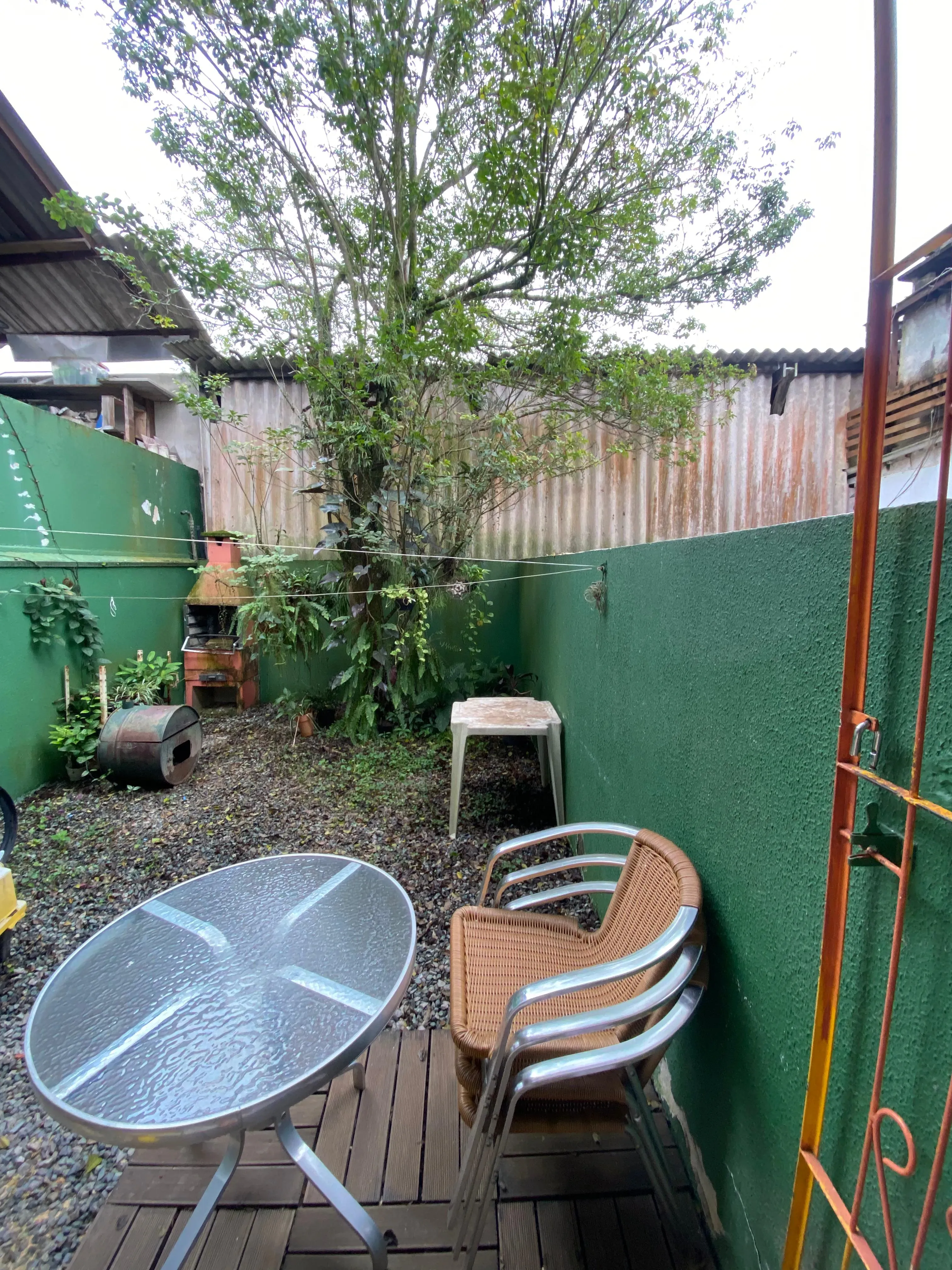 Sobrado com 2 suítes e 2 vagas com paisagismo natural e quintal no Centro de Camboriú