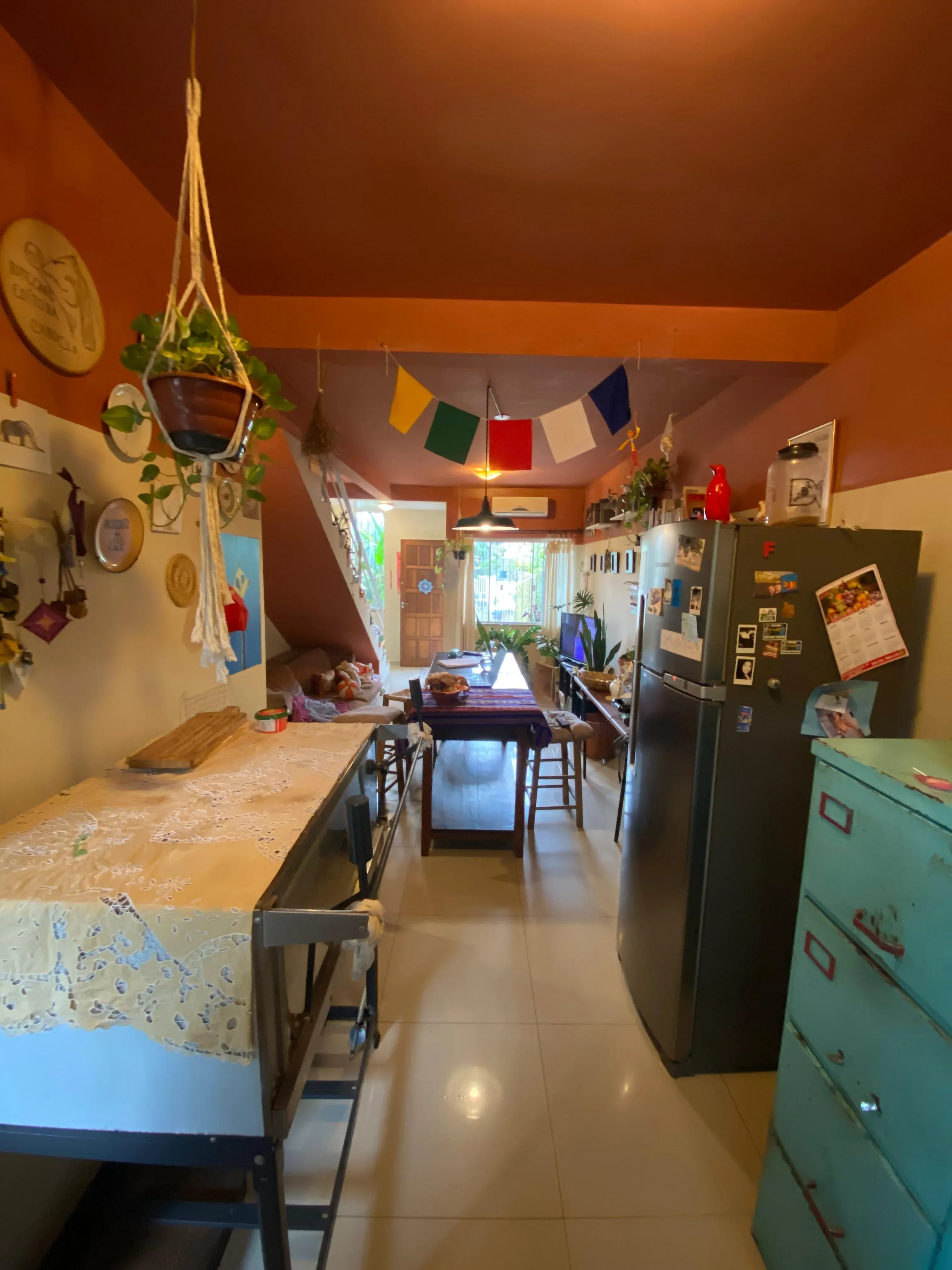 Sobrado com 2 suítes e 2 vagas com paisagismo natural e quintal no Centro de Camboriú