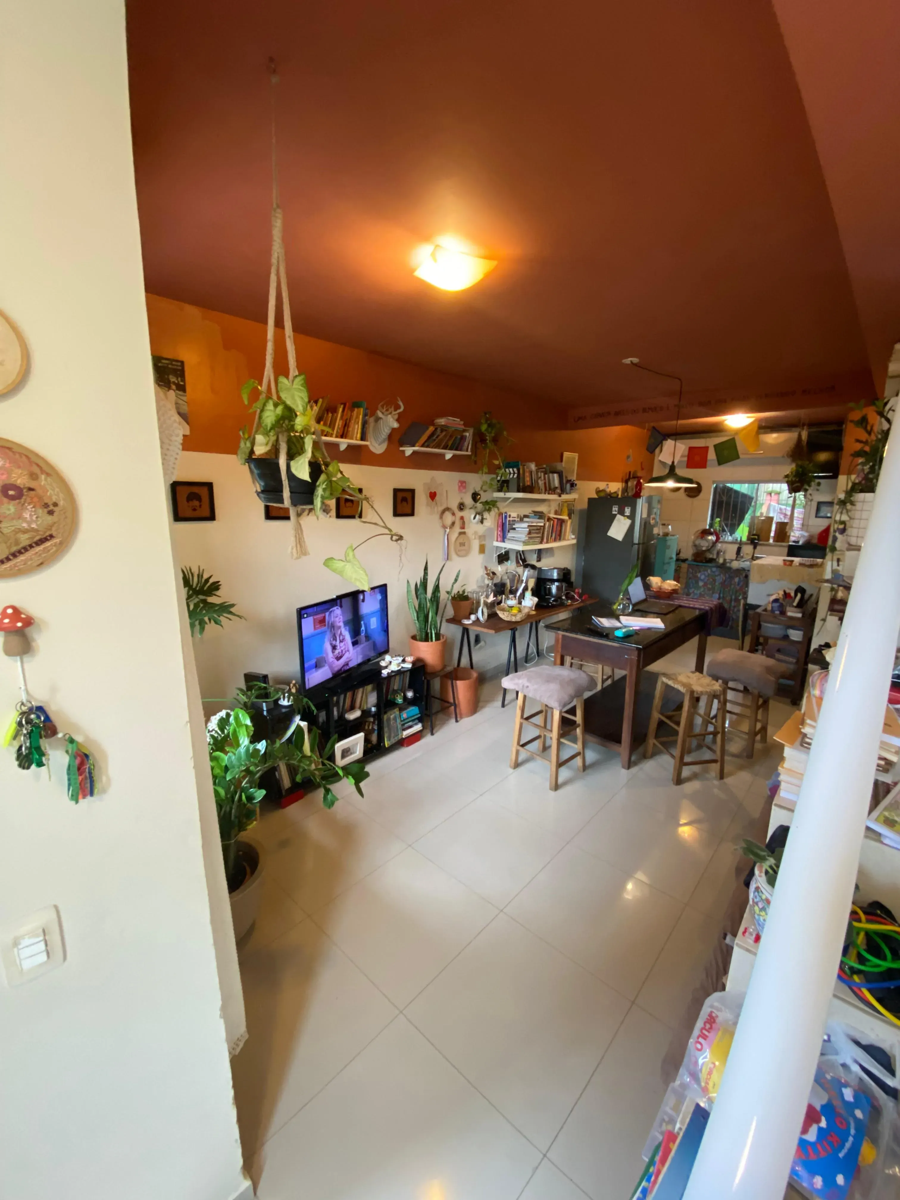 Sobrado com 2 suítes e 2 vagas com paisagismo natural e quintal no Centro de Camboriú