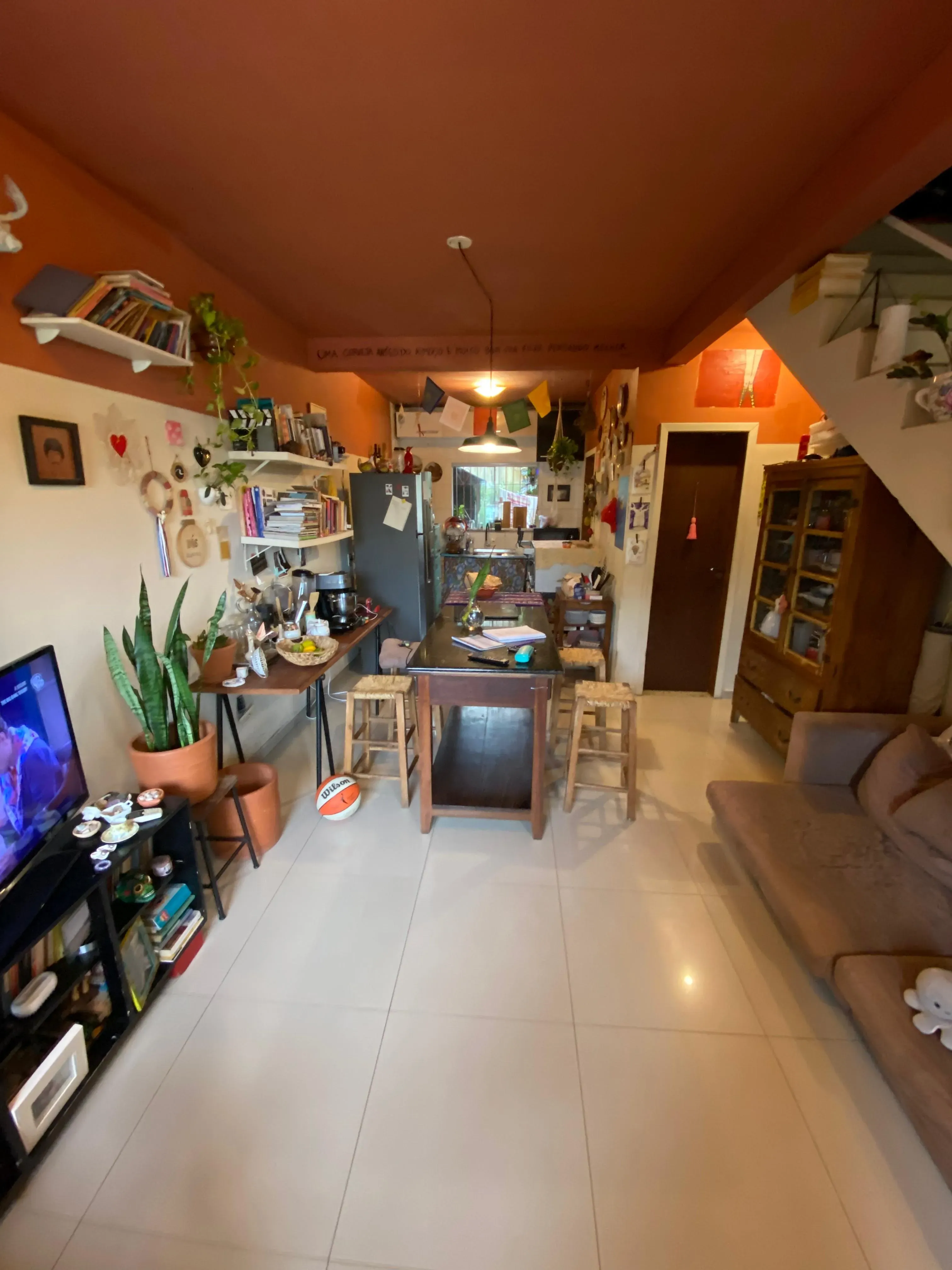 Sobrado com 2 suítes e 2 vagas com paisagismo natural e quintal no Centro de Camboriú