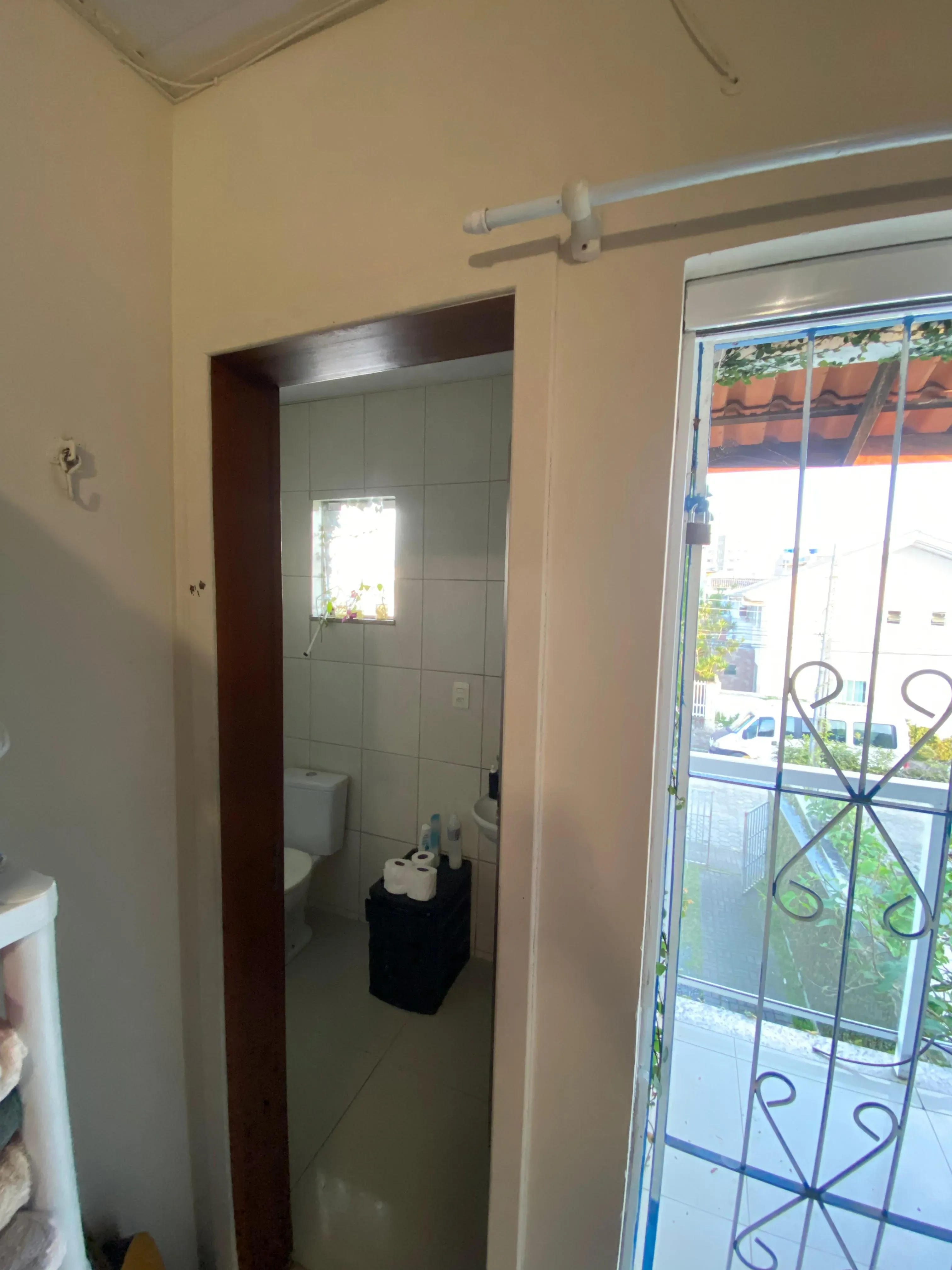 Sobrado com 2 suítes e 2 vagas com paisagismo natural e quintal no Centro de Camboriú