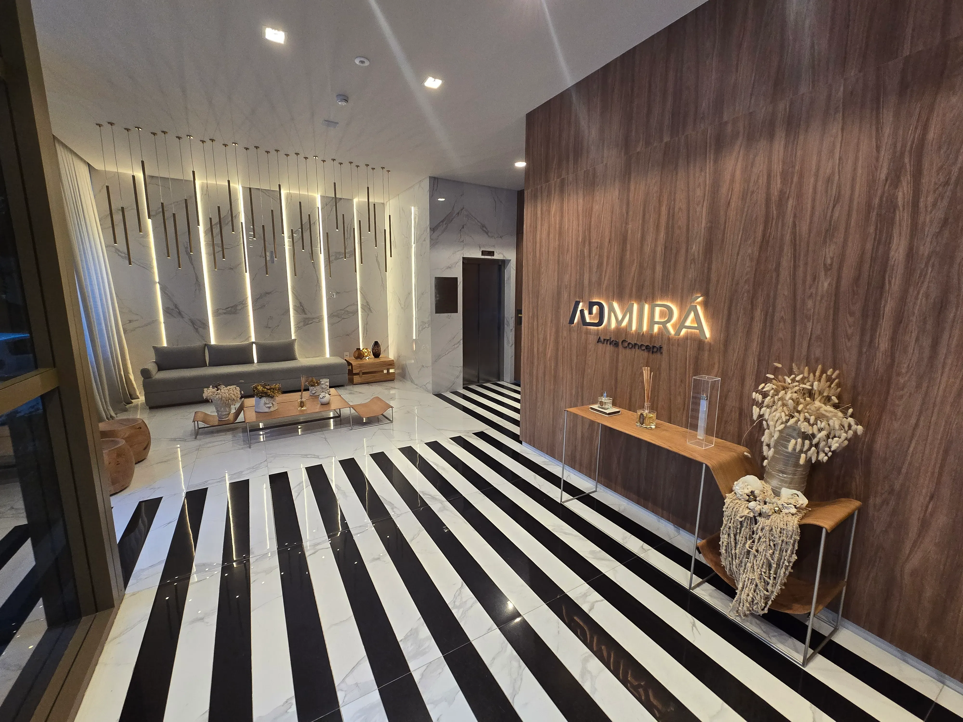 Apartamento novo alto padrão com 4 suítes e 4 vagas de garagem no Centro de Balneário Camboriú.