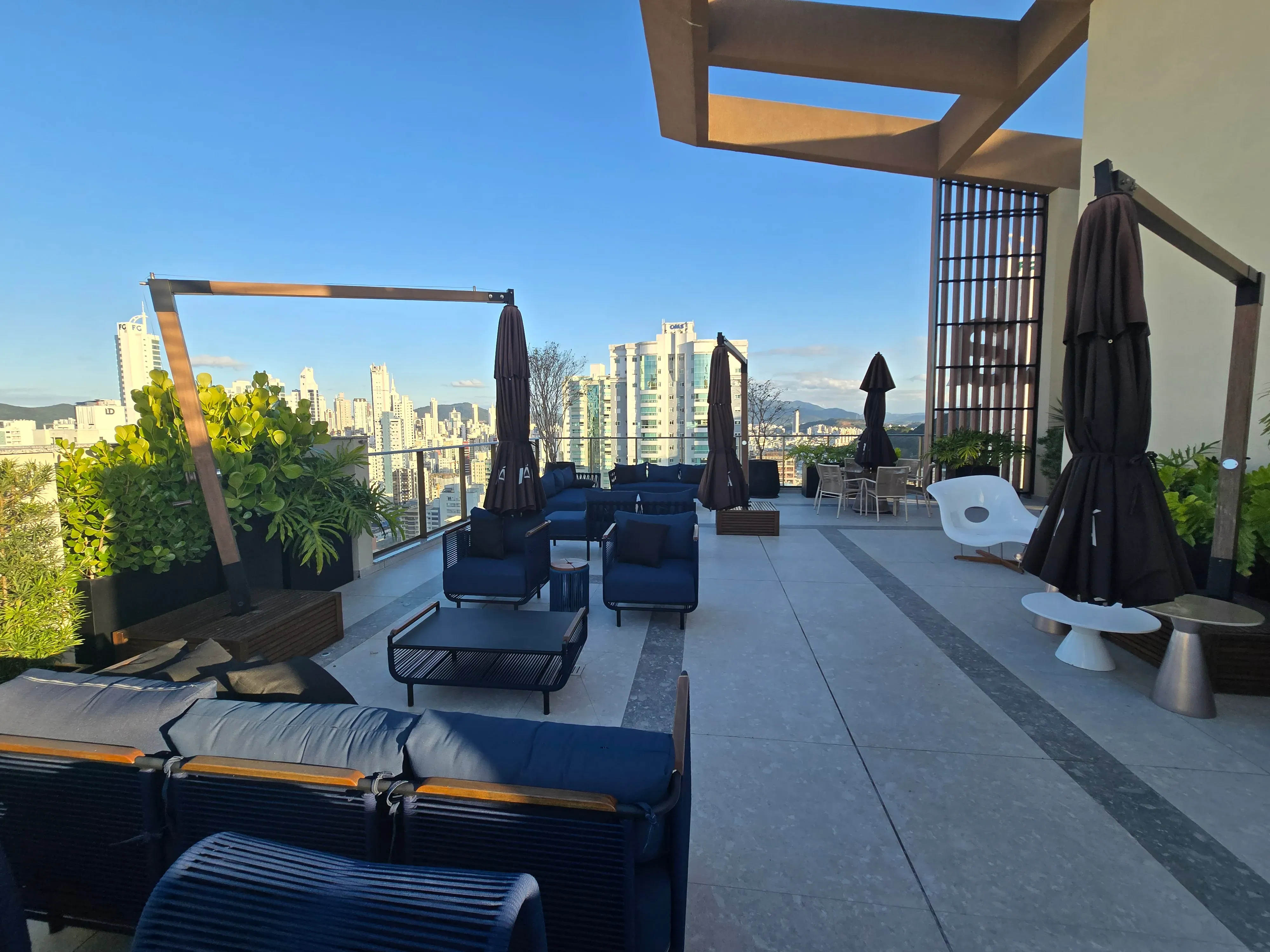 Apartamento novo alto padrão com 4 suítes e 4 vagas de garagem no Centro de Balneário Camboriú.