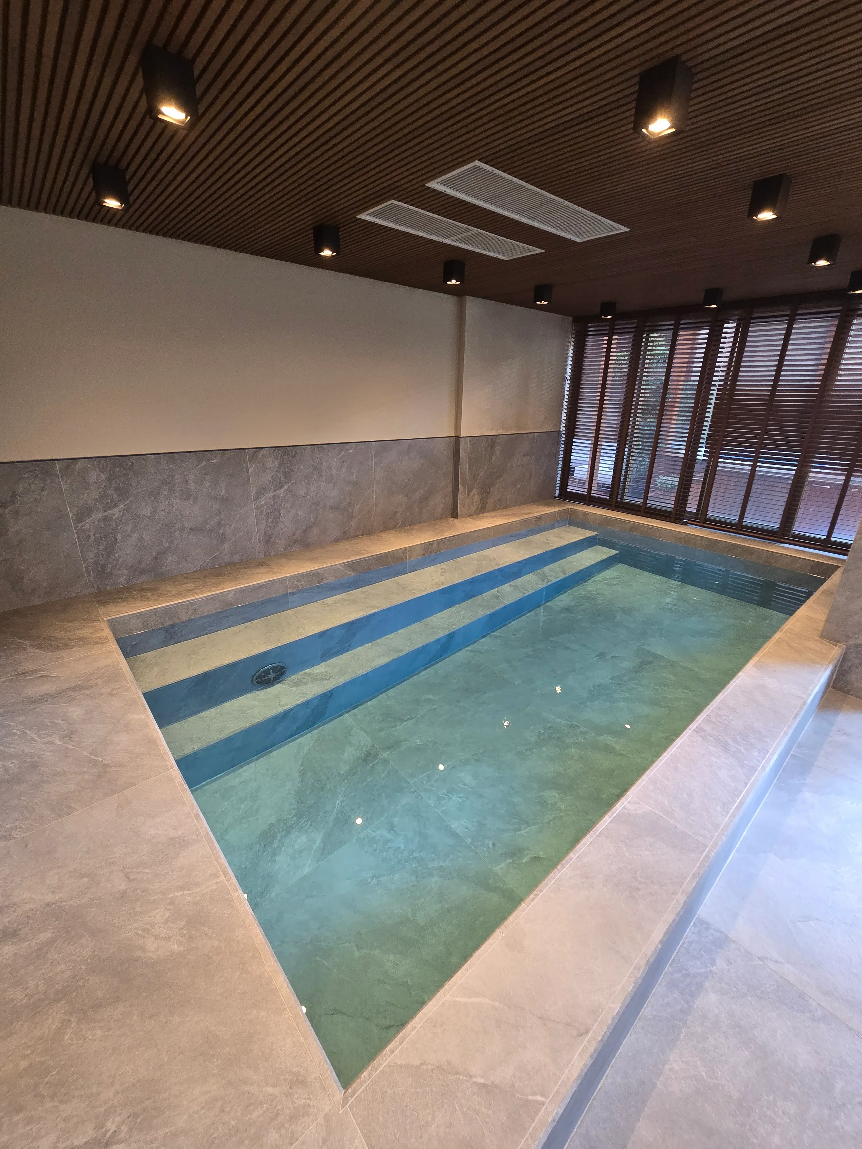 Apartamento novo alto padrão com 4 suítes e 4 vagas de garagem no Centro de Balneário Camboriú.