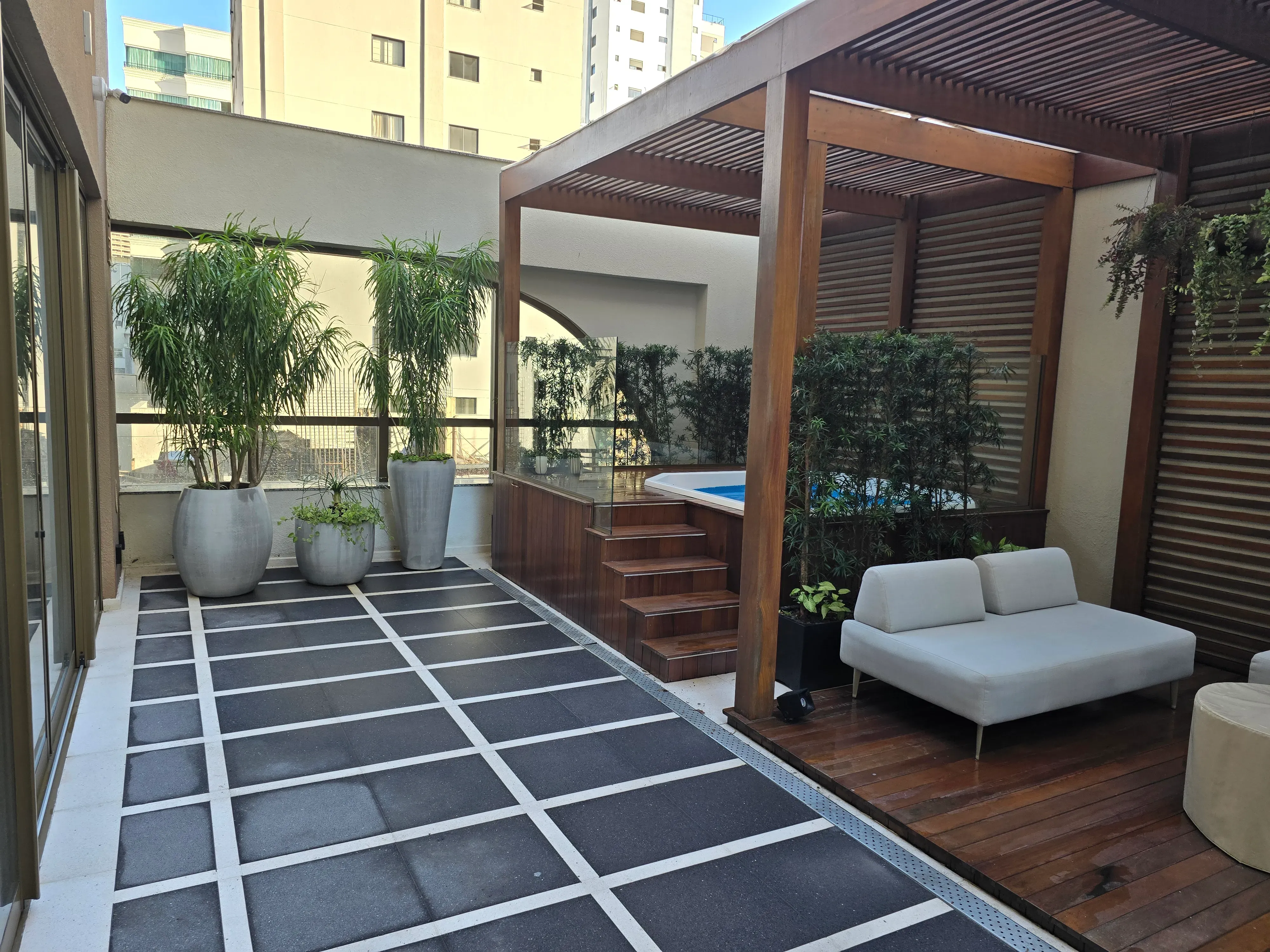 Apartamento novo alto padrão com 4 suítes e 4 vagas de garagem no Centro de Balneário Camboriú.