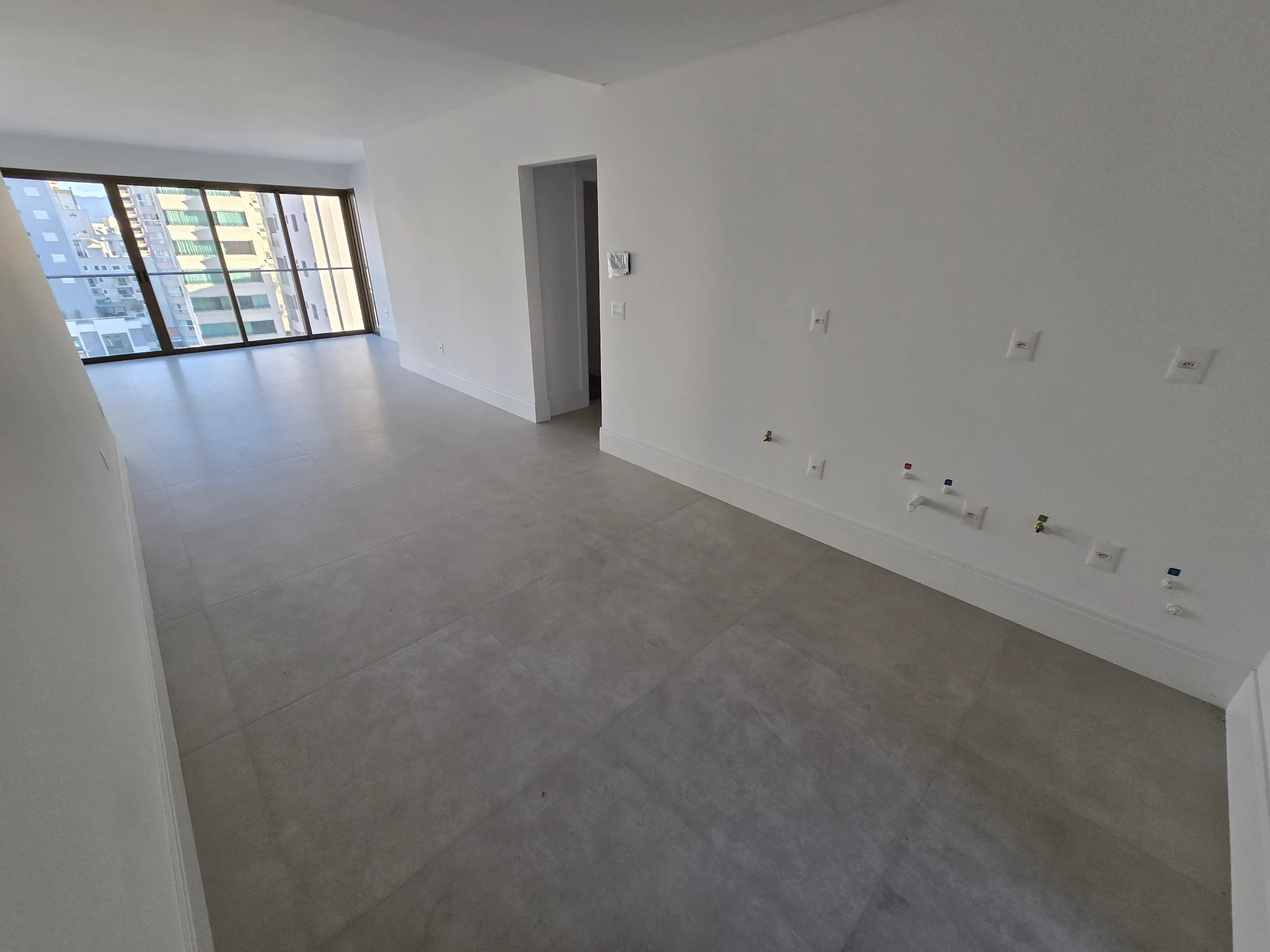 Apartamento novo alto padrão com 4 suítes e 4 vagas de garagem no Centro de Balneário Camboriú.
