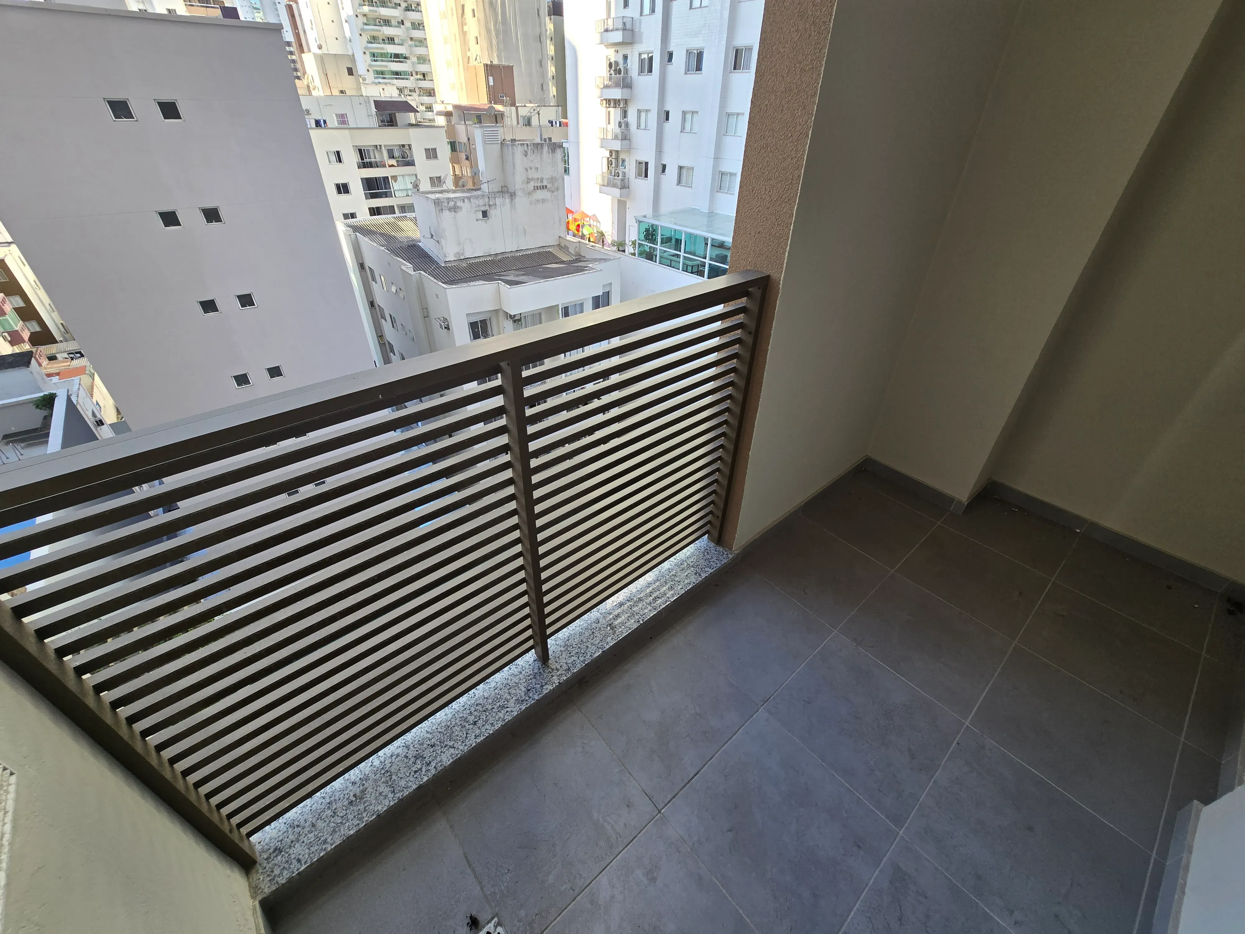 Apartamento novo alto padrão com 4 suítes e 4 vagas de garagem no Centro de Balneário Camboriú.