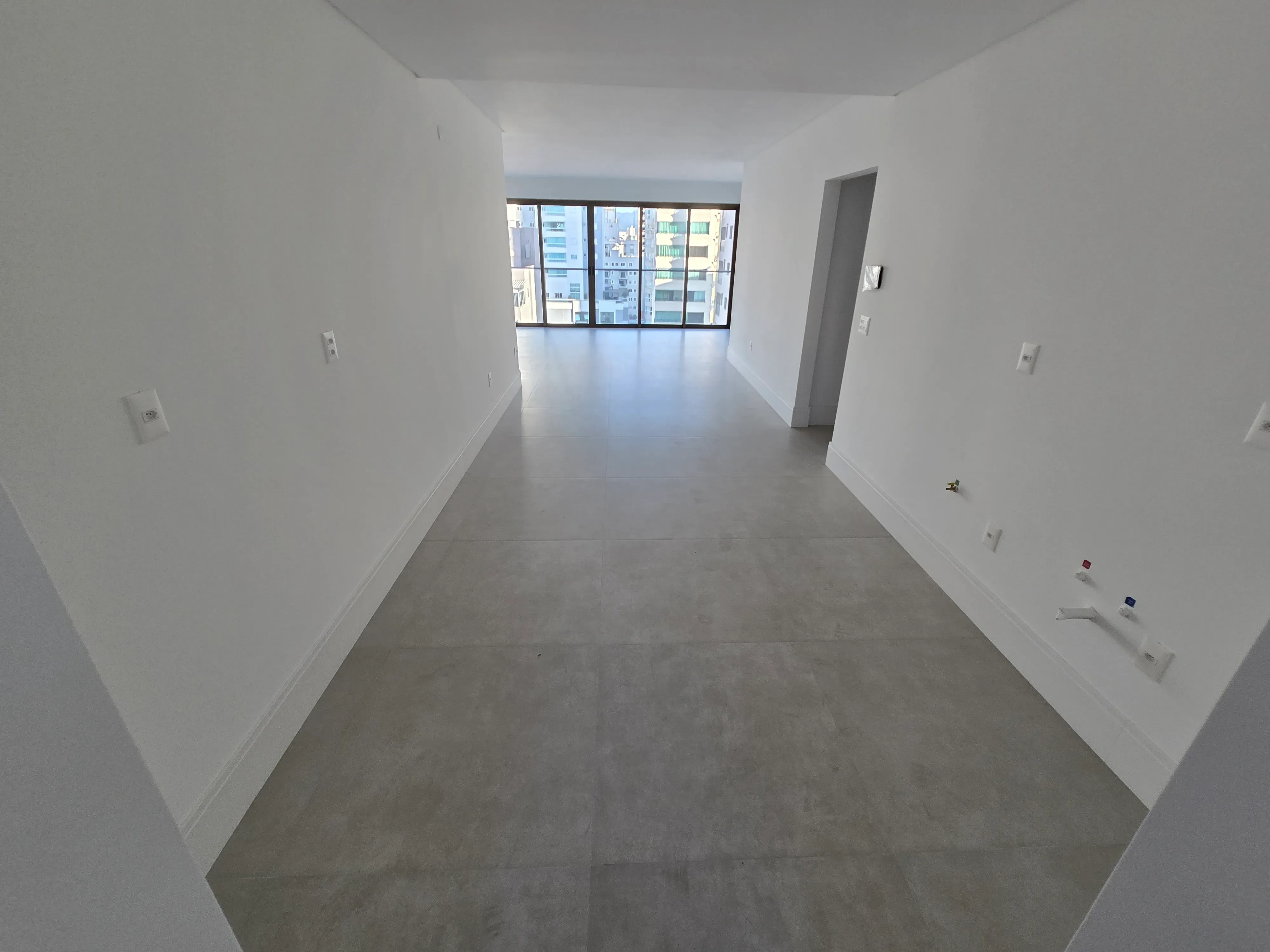 Apartamento novo alto padrão com 4 suítes e 4 vagas de garagem no Centro de Balneário Camboriú.