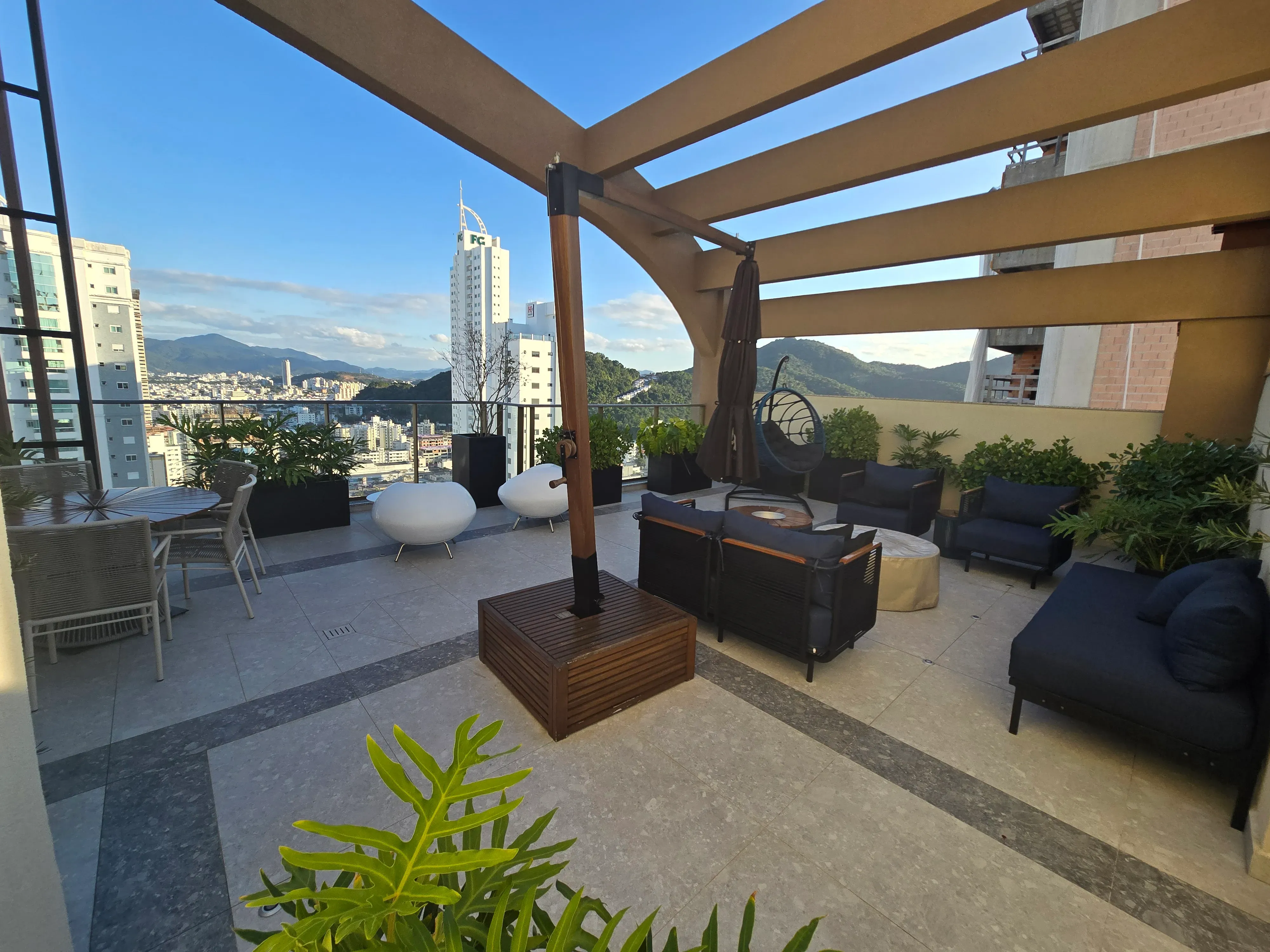 Apartamento novo alto padrão com 4 suítes e 4 vagas de garagem no Centro de Balneário Camboriú.