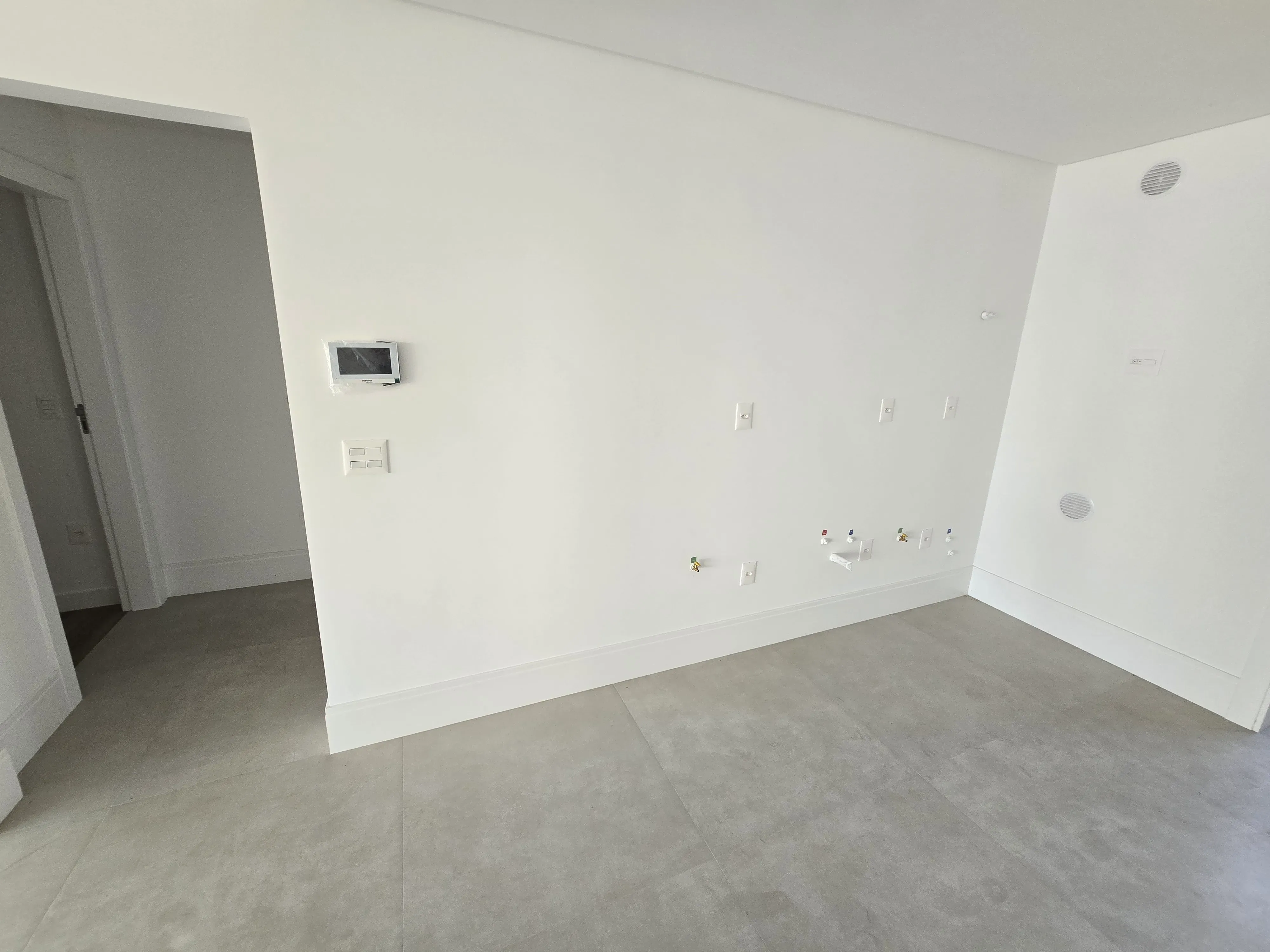 Apartamento novo alto padrão com 4 suítes e 4 vagas de garagem no Centro de Balneário Camboriú.