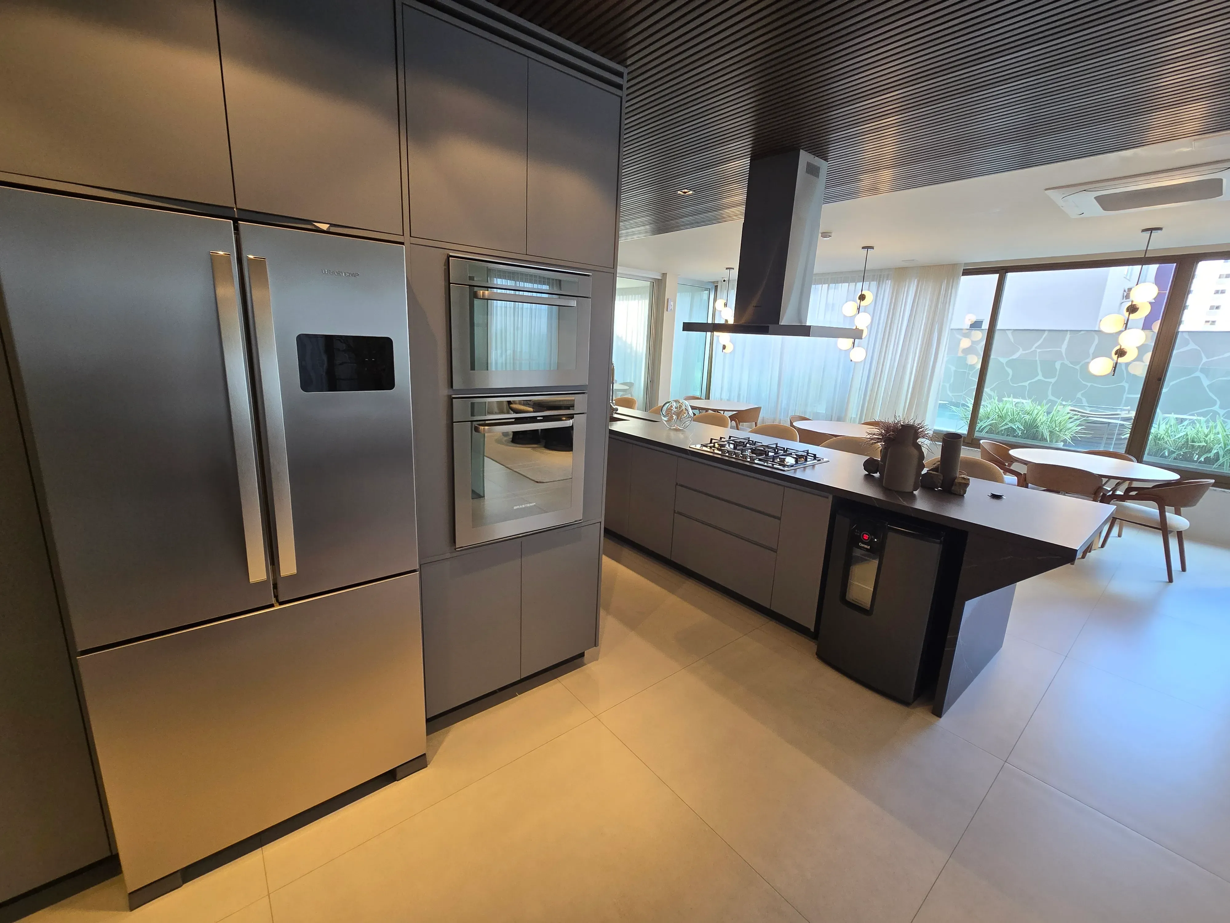 Apartamento novo alto padrão com 4 suítes e 4 vagas de garagem no Centro de Balneário Camboriú.