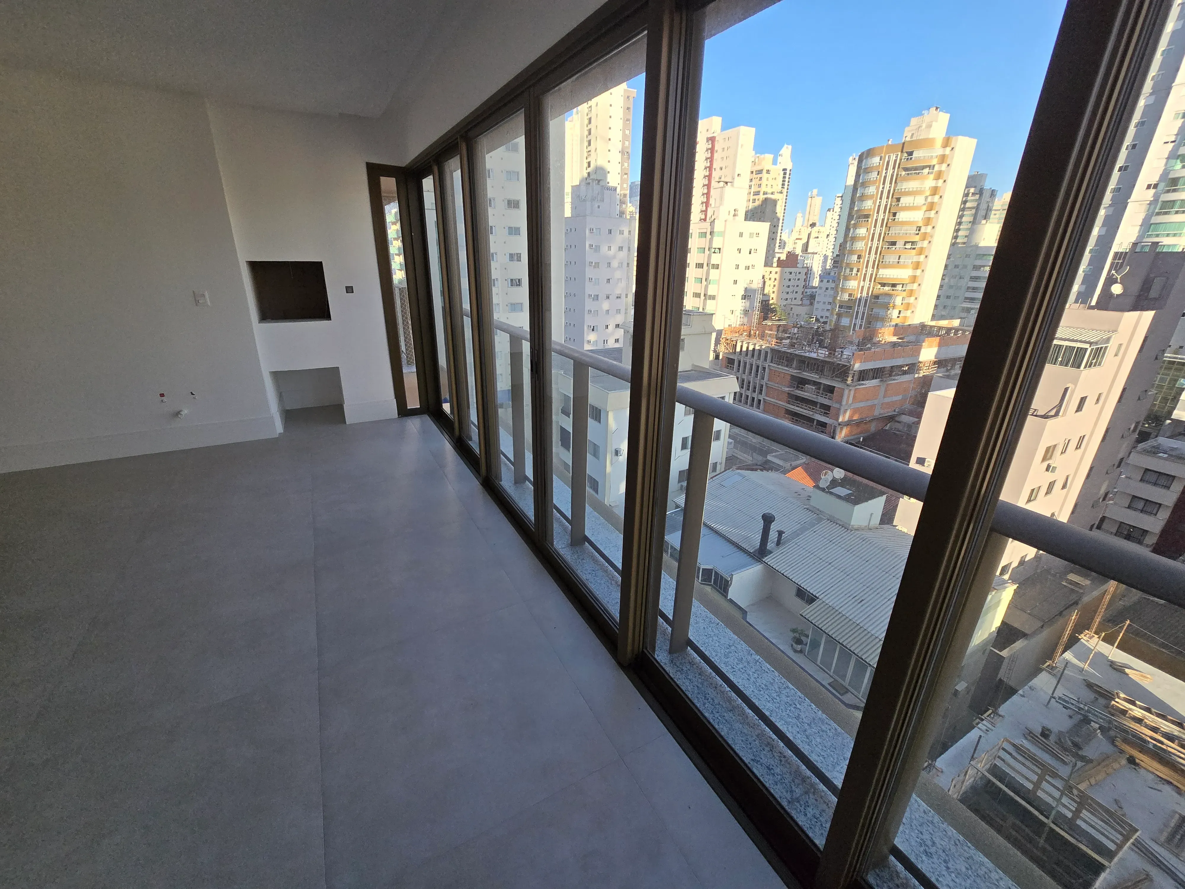 Apartamento novo alto padrão com 4 suítes e 4 vagas de garagem no Centro de Balneário Camboriú.