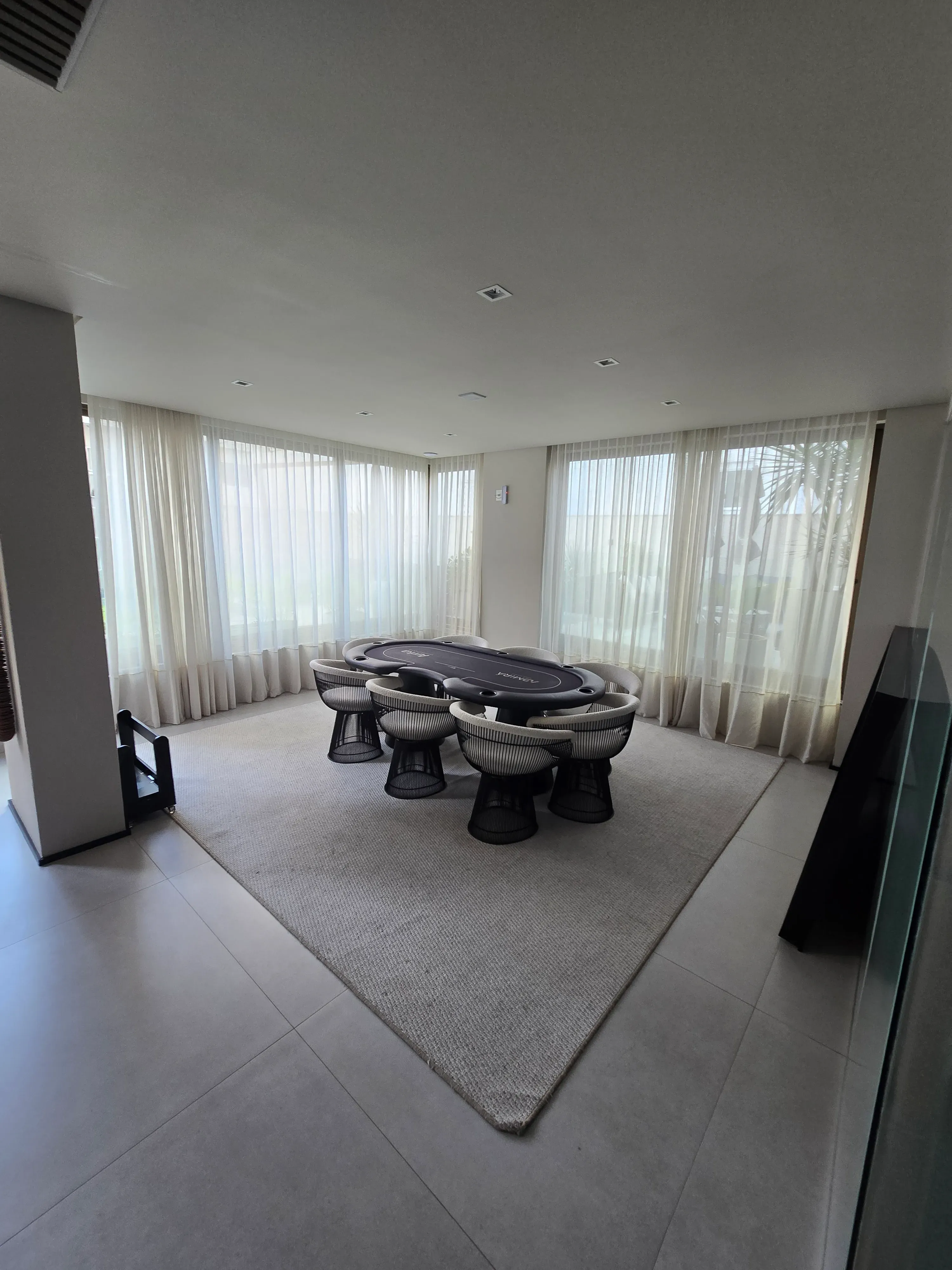 Apartamento novo alto padrão com 4 suítes e 4 vagas de garagem no Centro de Balneário Camboriú.