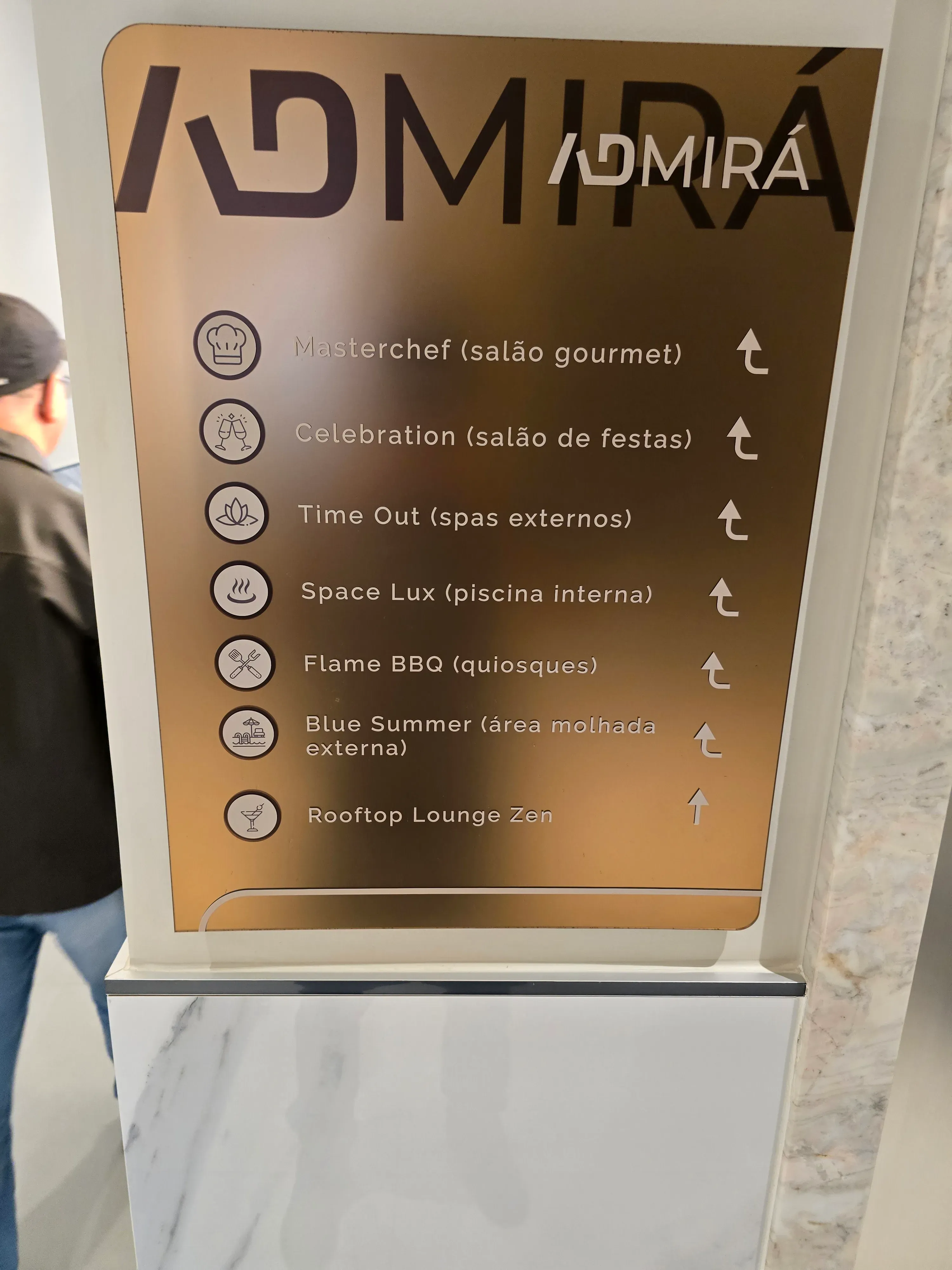 Apartamento novo alto padrão com 4 suítes e 4 vagas de garagem no Centro de Balneário Camboriú.