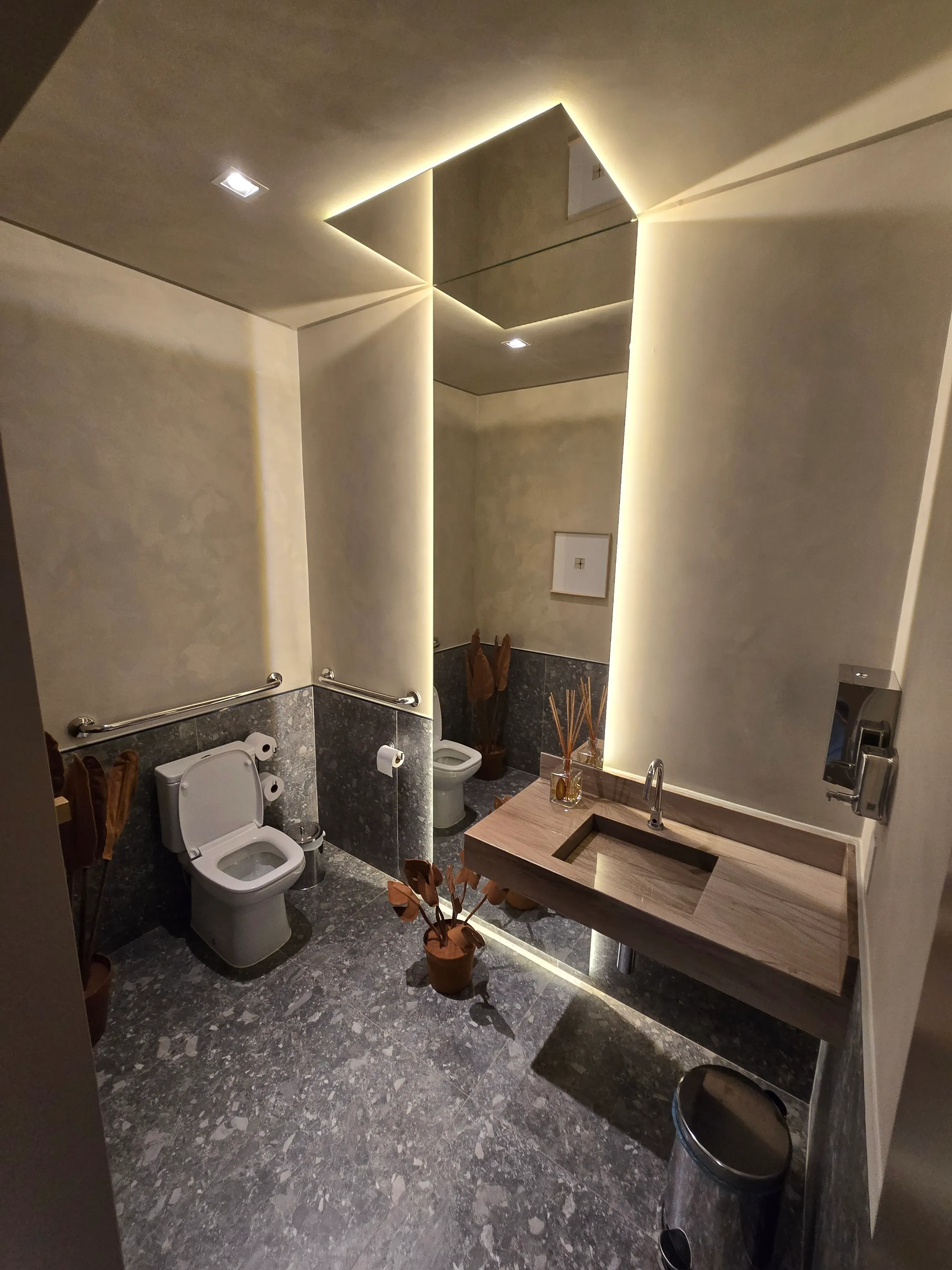 Apartamento novo alto padrão com 4 suítes e 4 vagas de garagem no Centro de Balneário Camboriú.