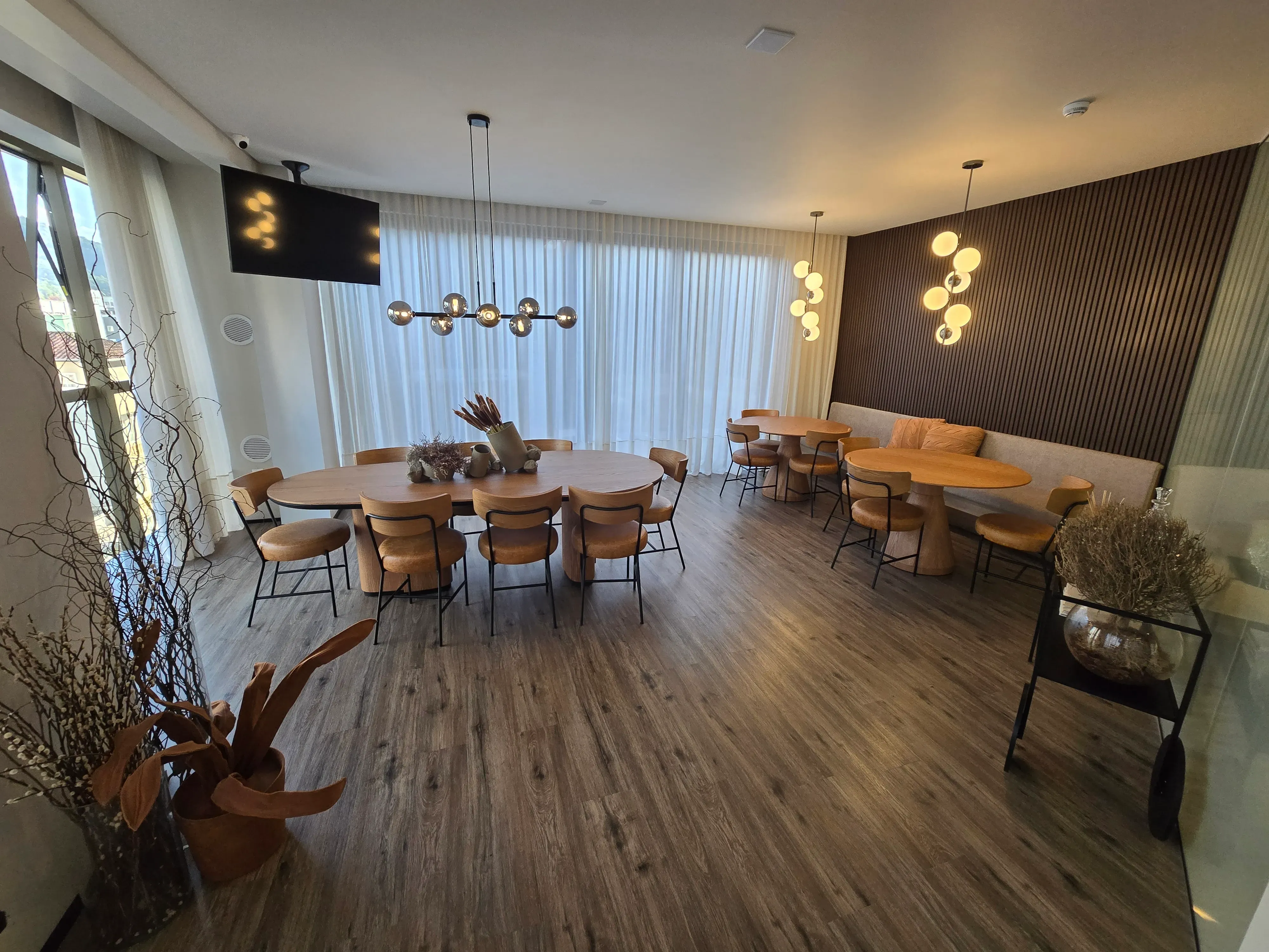 Apartamento novo alto padrão com 4 suítes e 4 vagas de garagem no Centro de Balneário Camboriú.