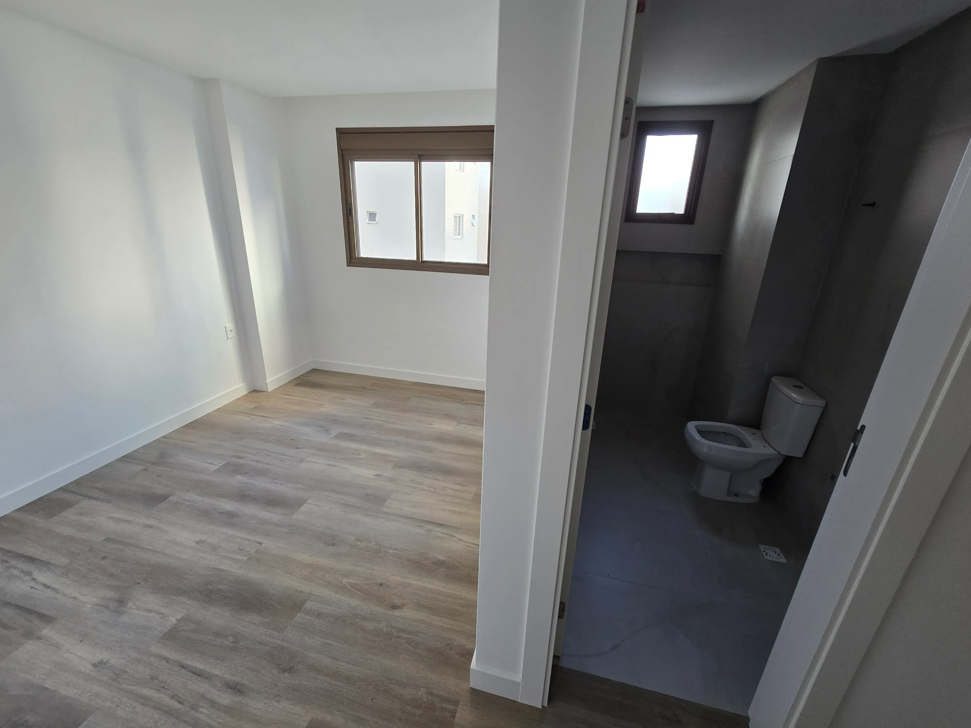 Apartamento novo alto padrão com 4 suítes e 4 vagas de garagem no Centro de Balneário Camboriú.