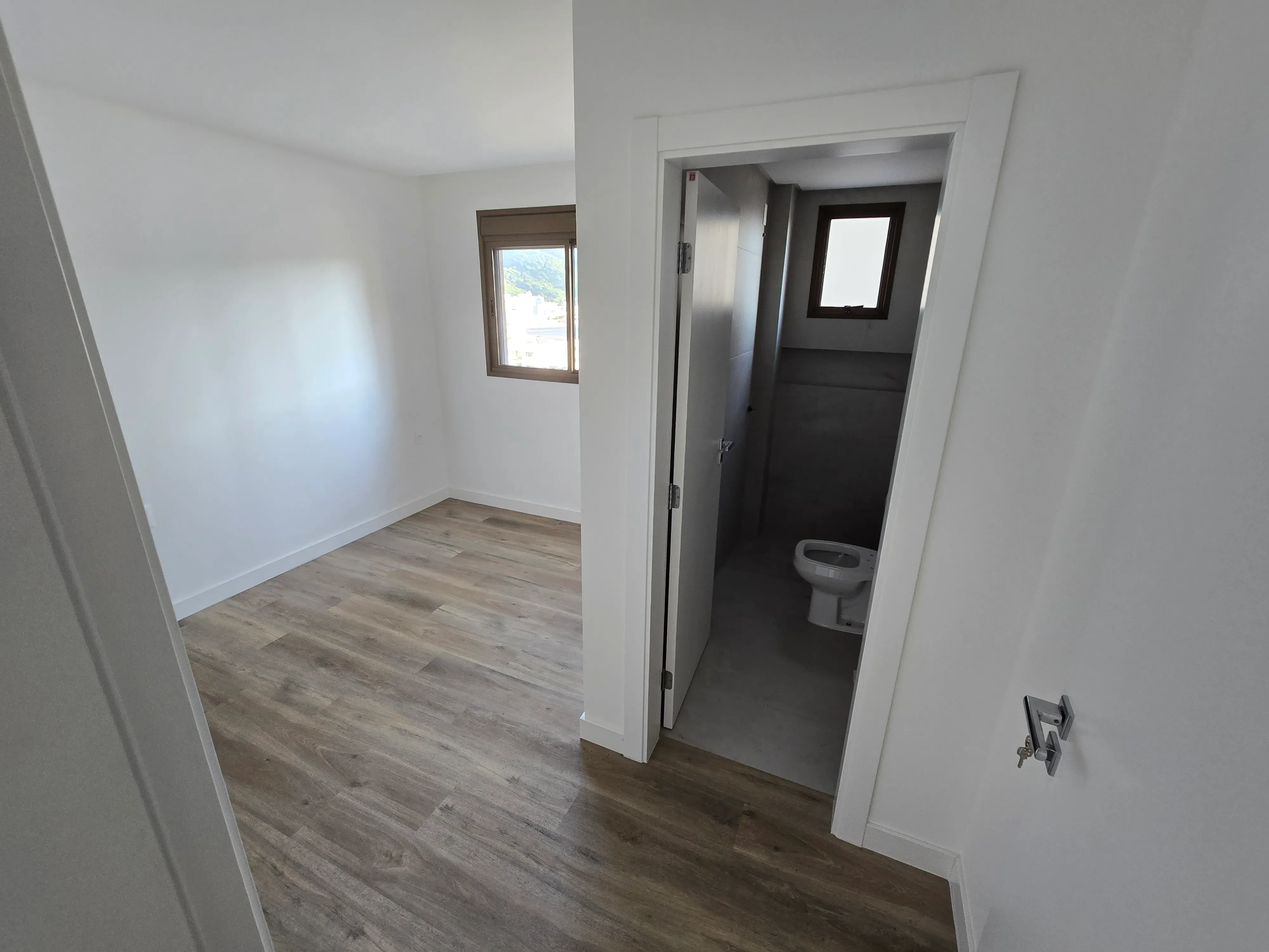 Apartamento novo alto padrão com 4 suítes e 4 vagas de garagem no Centro de Balneário Camboriú.