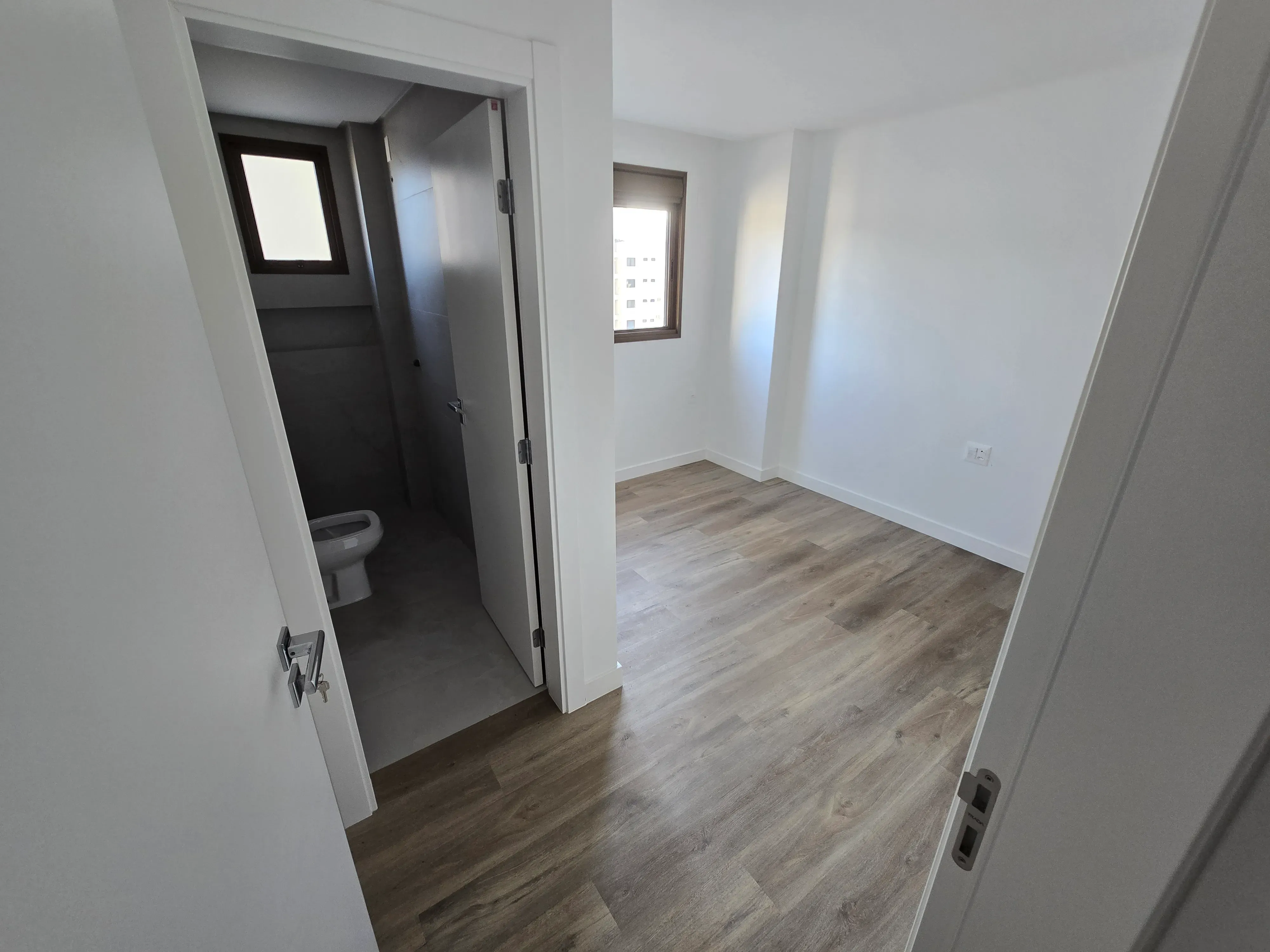 Apartamento novo alto padrão com 4 suítes e 4 vagas de garagem no Centro de Balneário Camboriú.