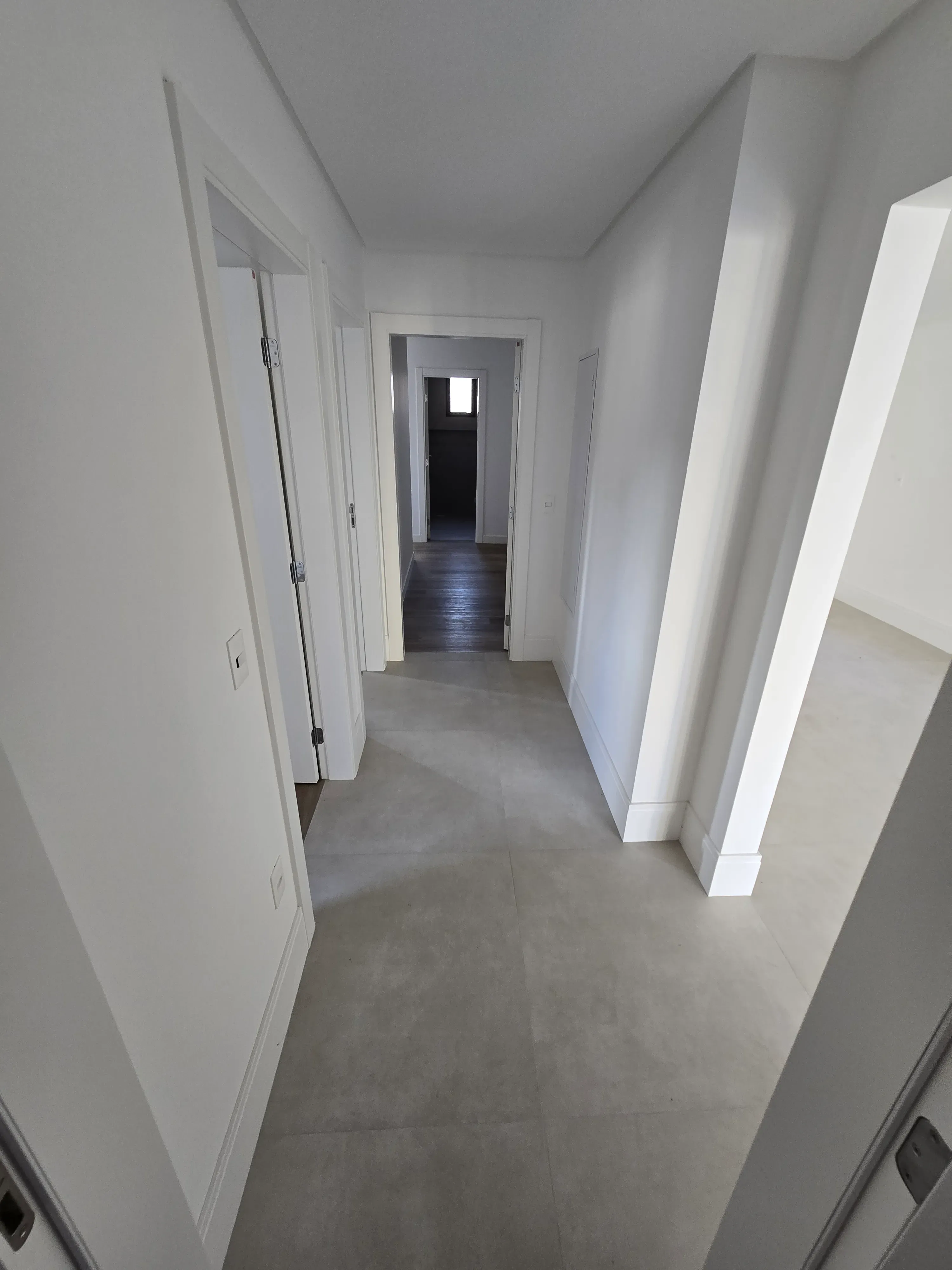 Apartamento novo alto padrão com 4 suítes e 4 vagas de garagem no Centro de Balneário Camboriú.