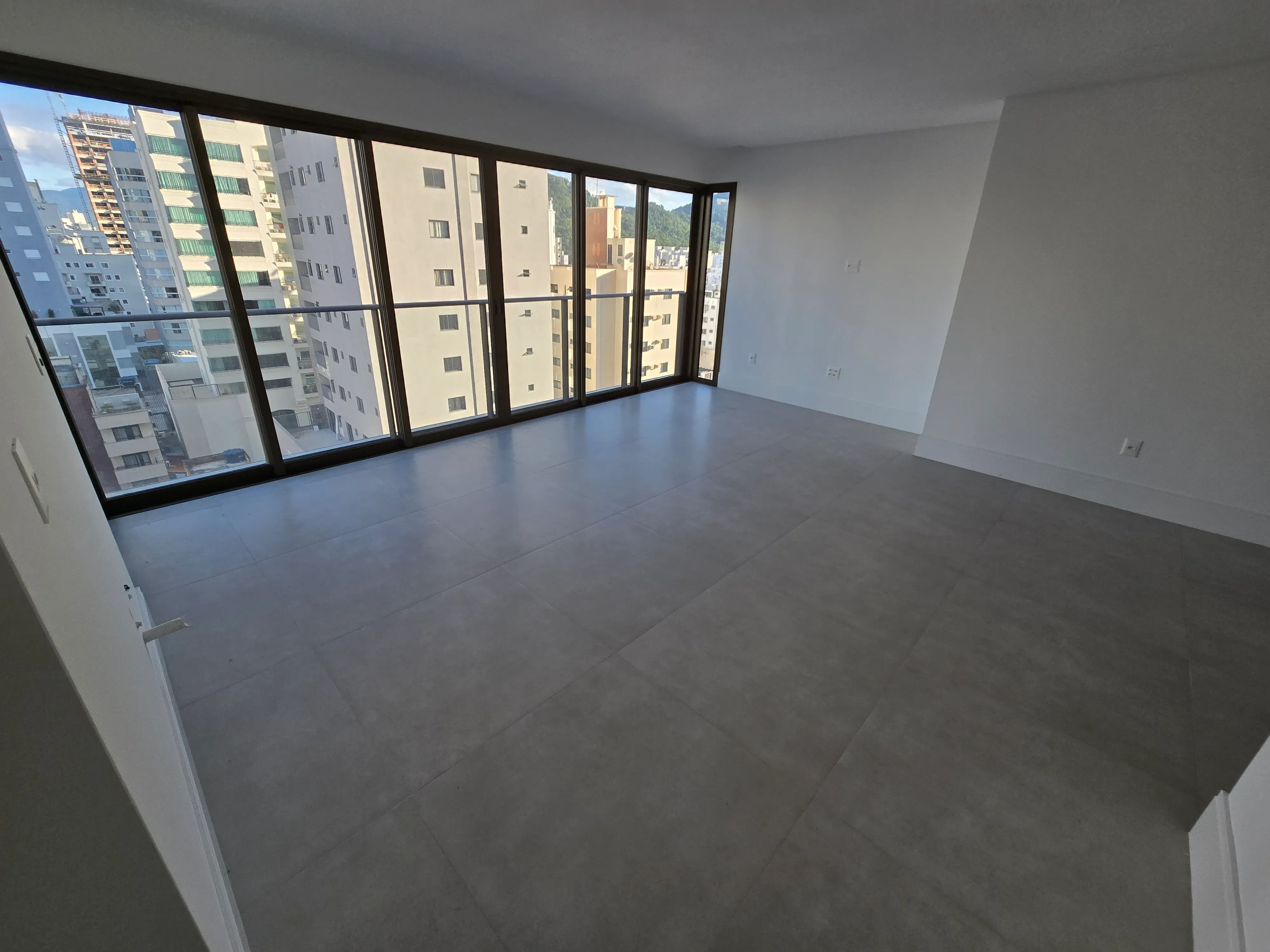 Apartamento novo alto padrão com 4 suítes e 4 vagas de garagem no Centro de Balneário Camboriú.