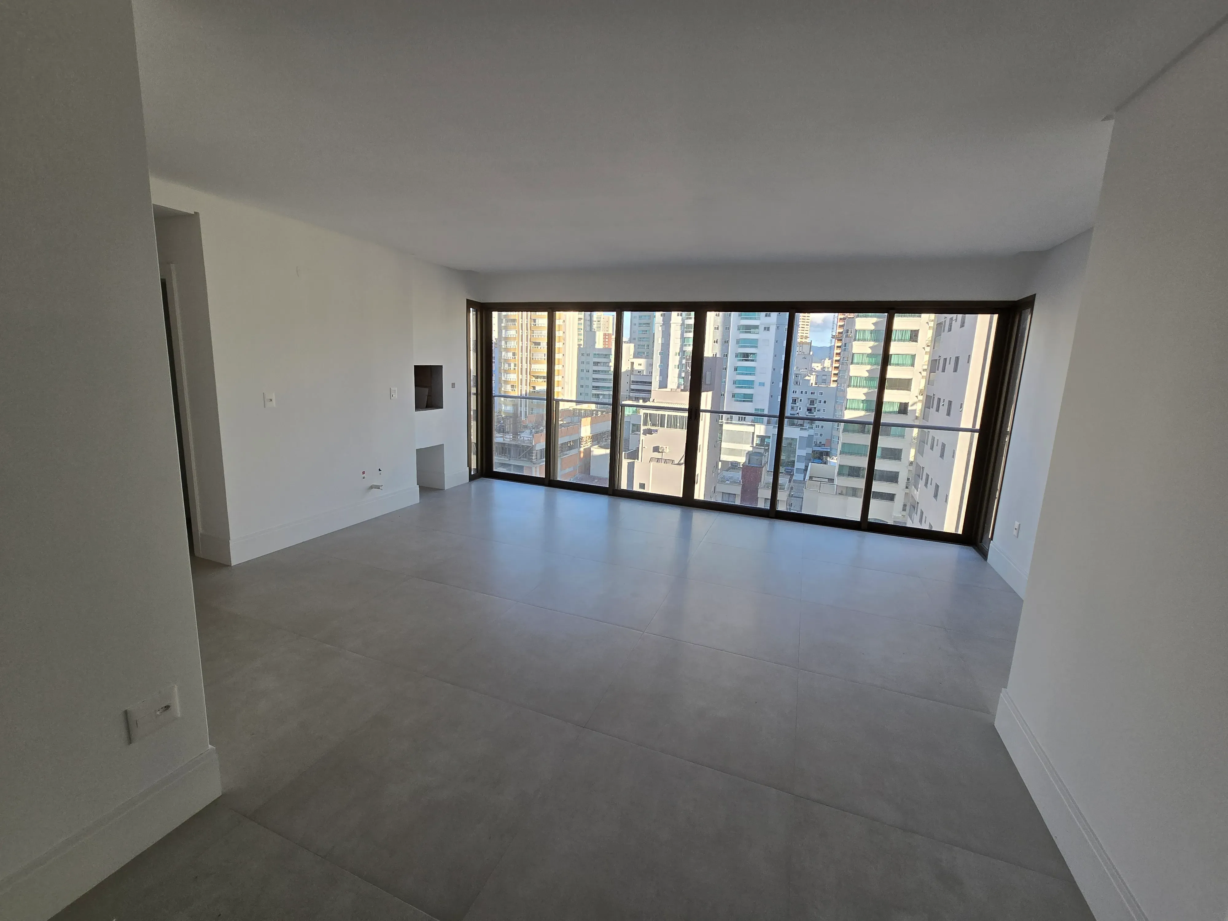 Apartamento novo alto padrão com 4 suítes e 4 vagas de garagem no Centro de Balneário Camboriú.