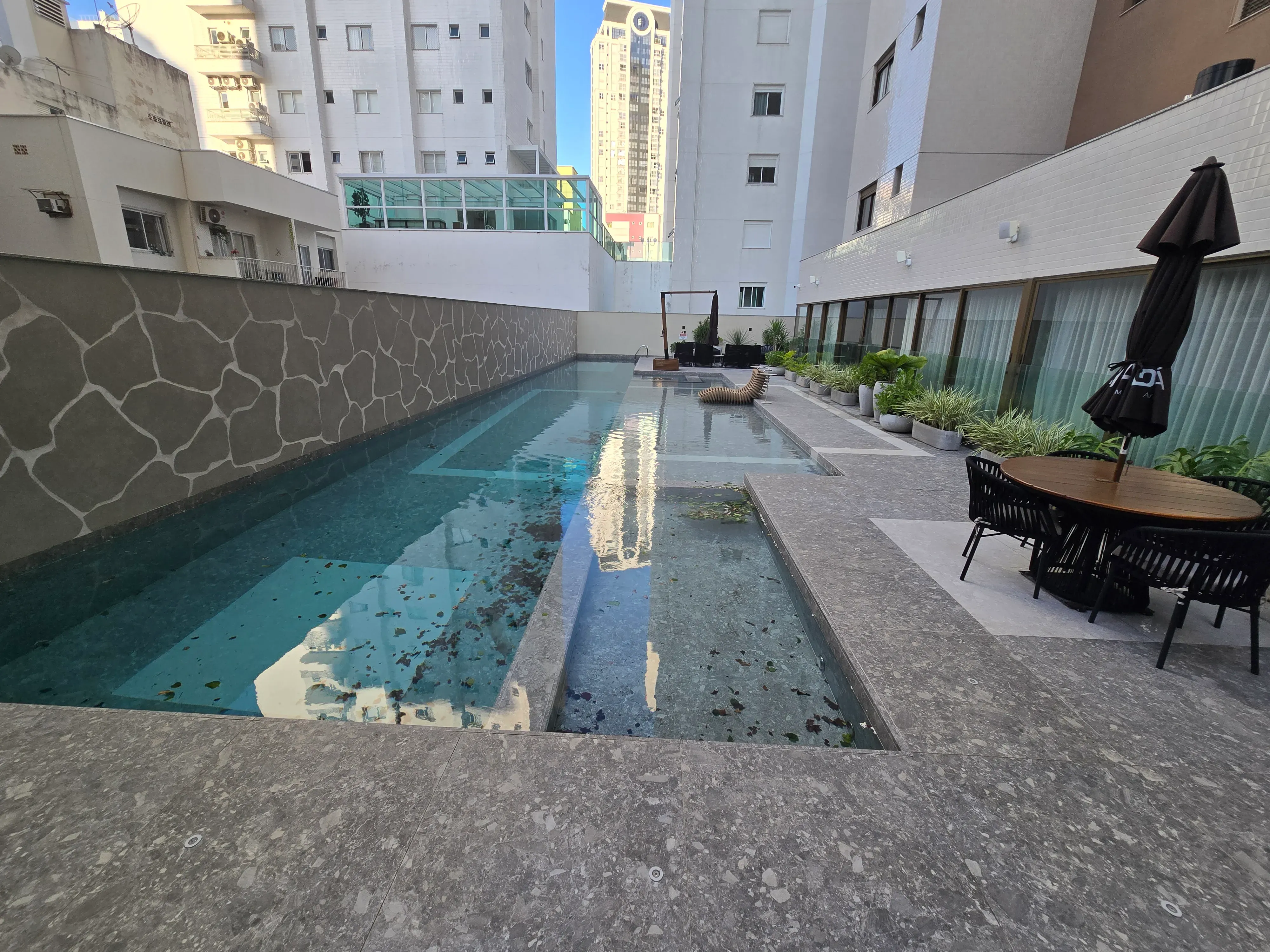 Apartamento novo alto padrão com 4 suítes e 4 vagas de garagem no Centro de Balneário Camboriú.
