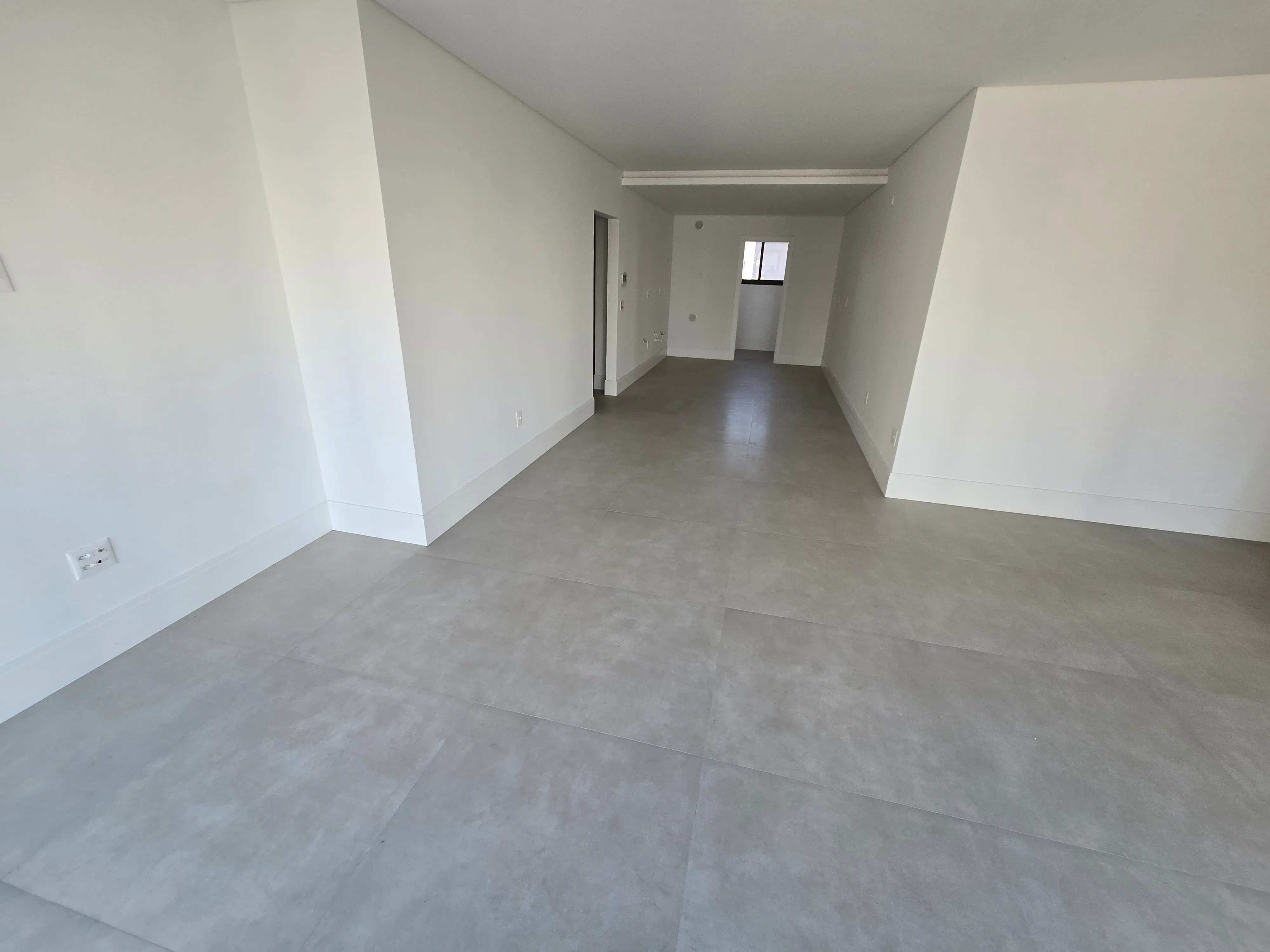 Apartamento novo alto padrão com 4 suítes e 4 vagas de garagem no Centro de Balneário Camboriú.