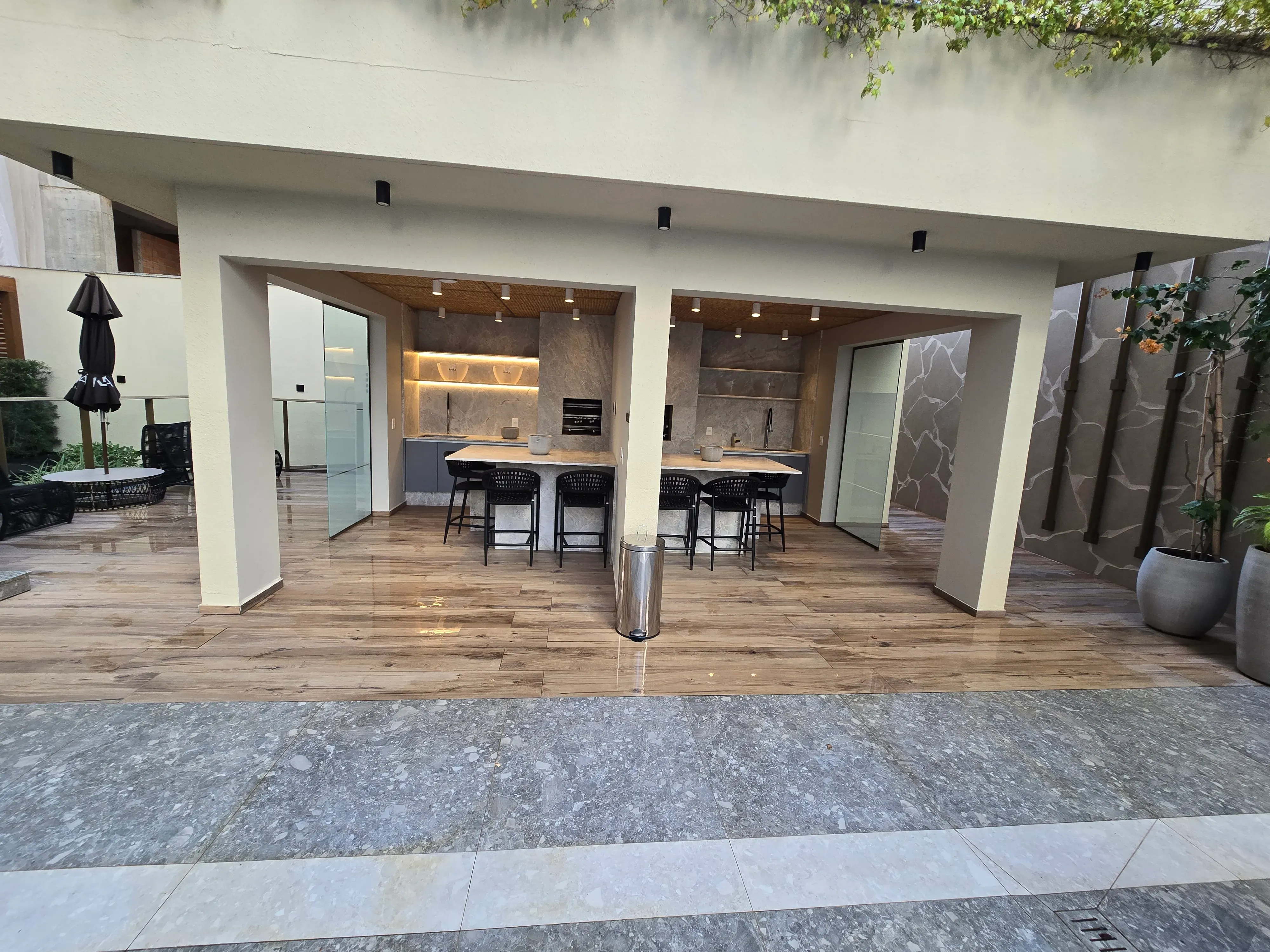 Apartamento novo alto padrão com 4 suítes e 4 vagas de garagem no Centro de Balneário Camboriú.