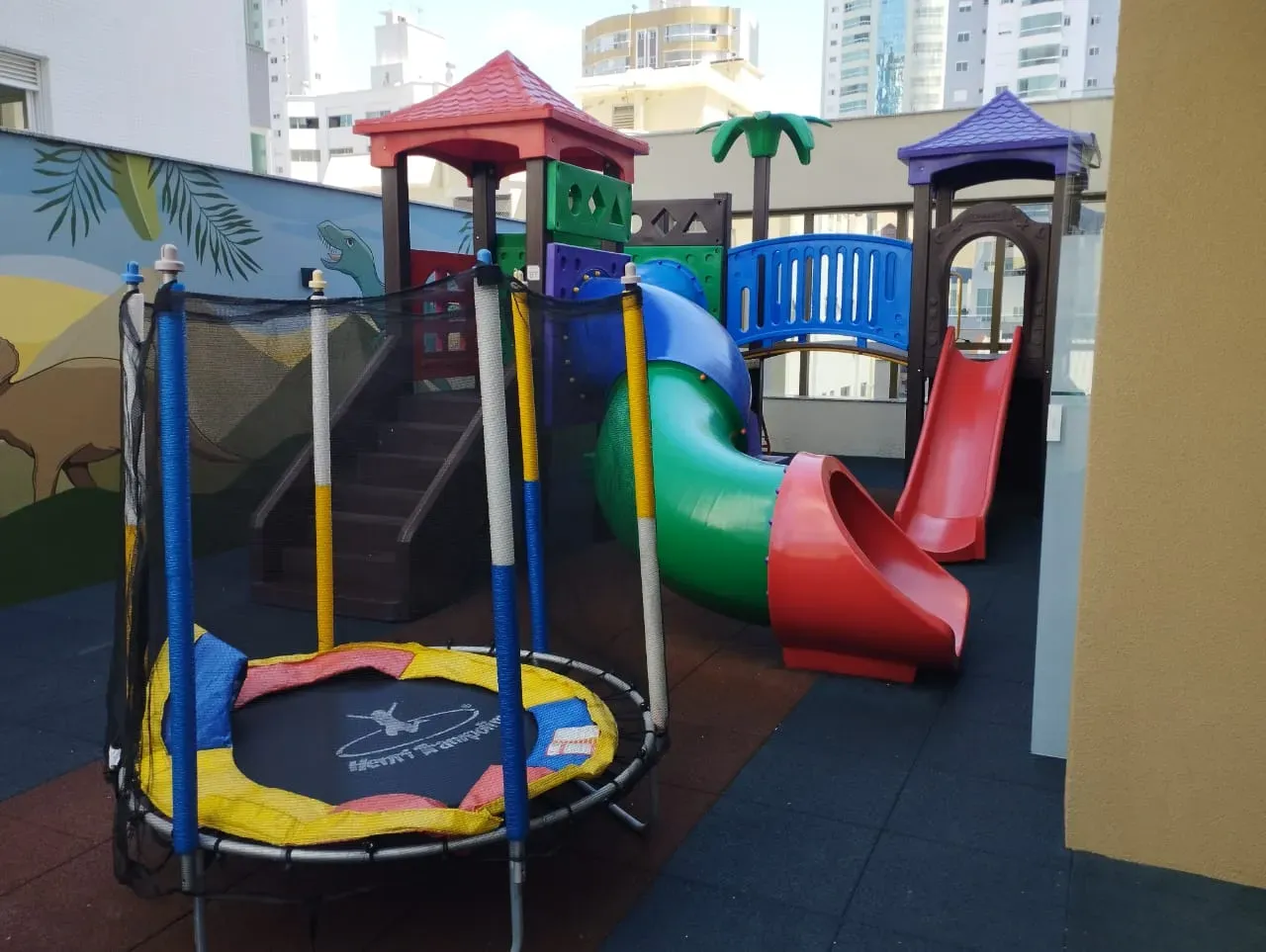 Apartamento novo alto padrão com 4 suítes e 4 vagas de garagem no Centro de Balneário Camboriú.